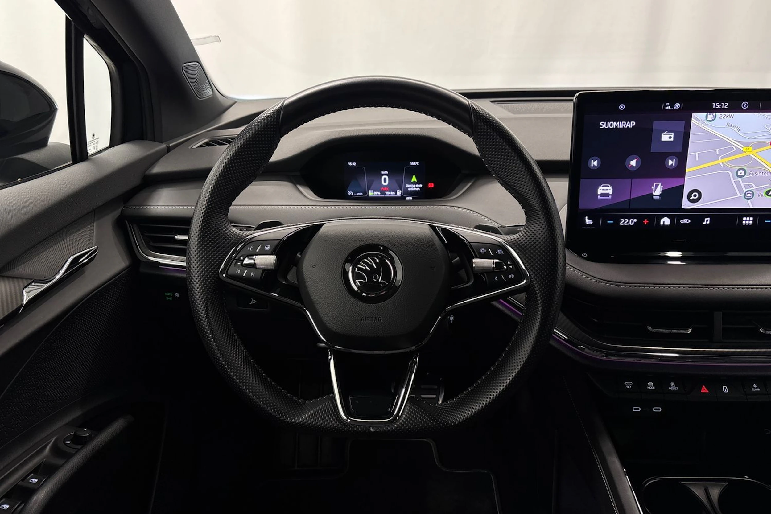 musta Skoda Enyaq 2022 kuva 11.