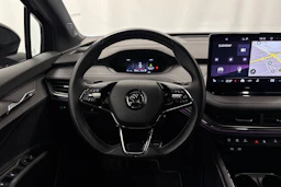 musta Skoda Enyaq 2022 kuva 11.