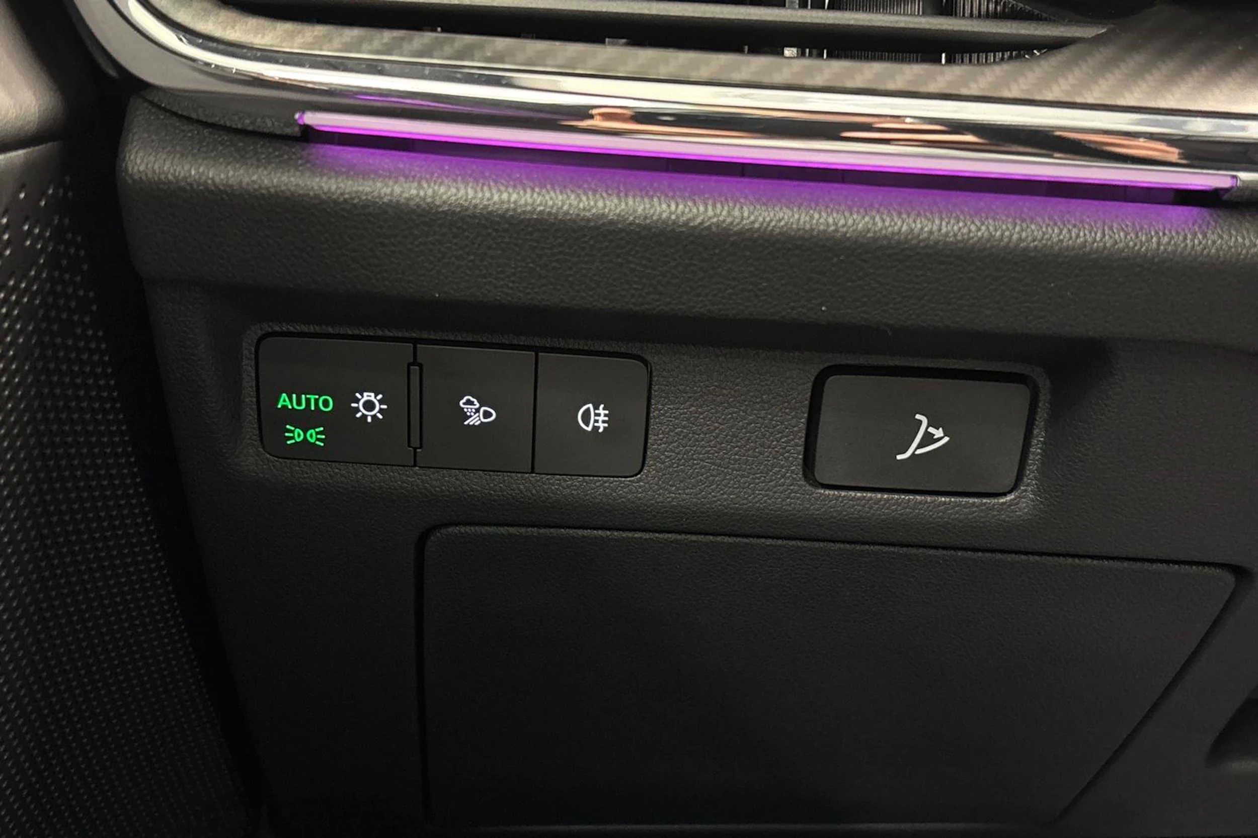 musta Skoda Enyaq 2022 kuva 16.