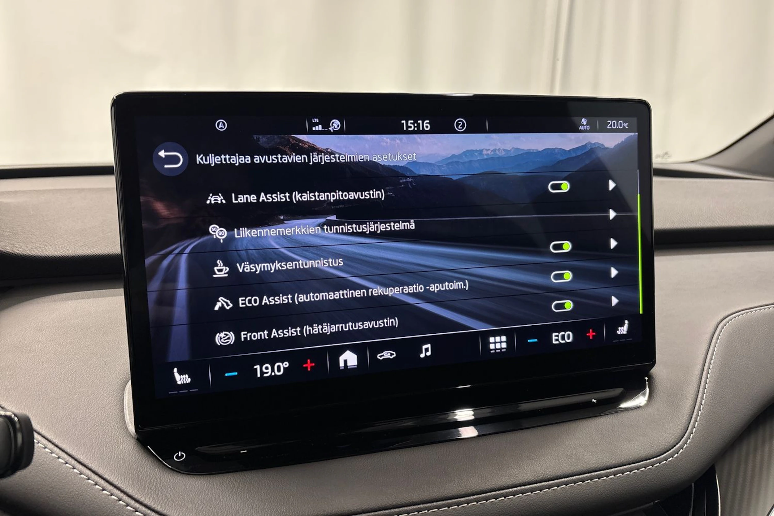 musta Skoda Enyaq 2022 kuva 18.