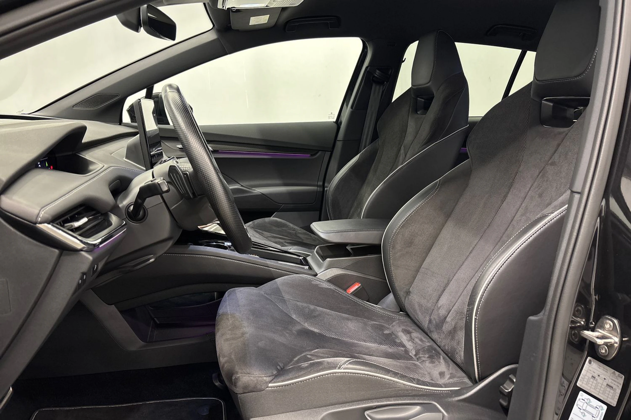 musta Skoda Enyaq 2022 kuva 23.