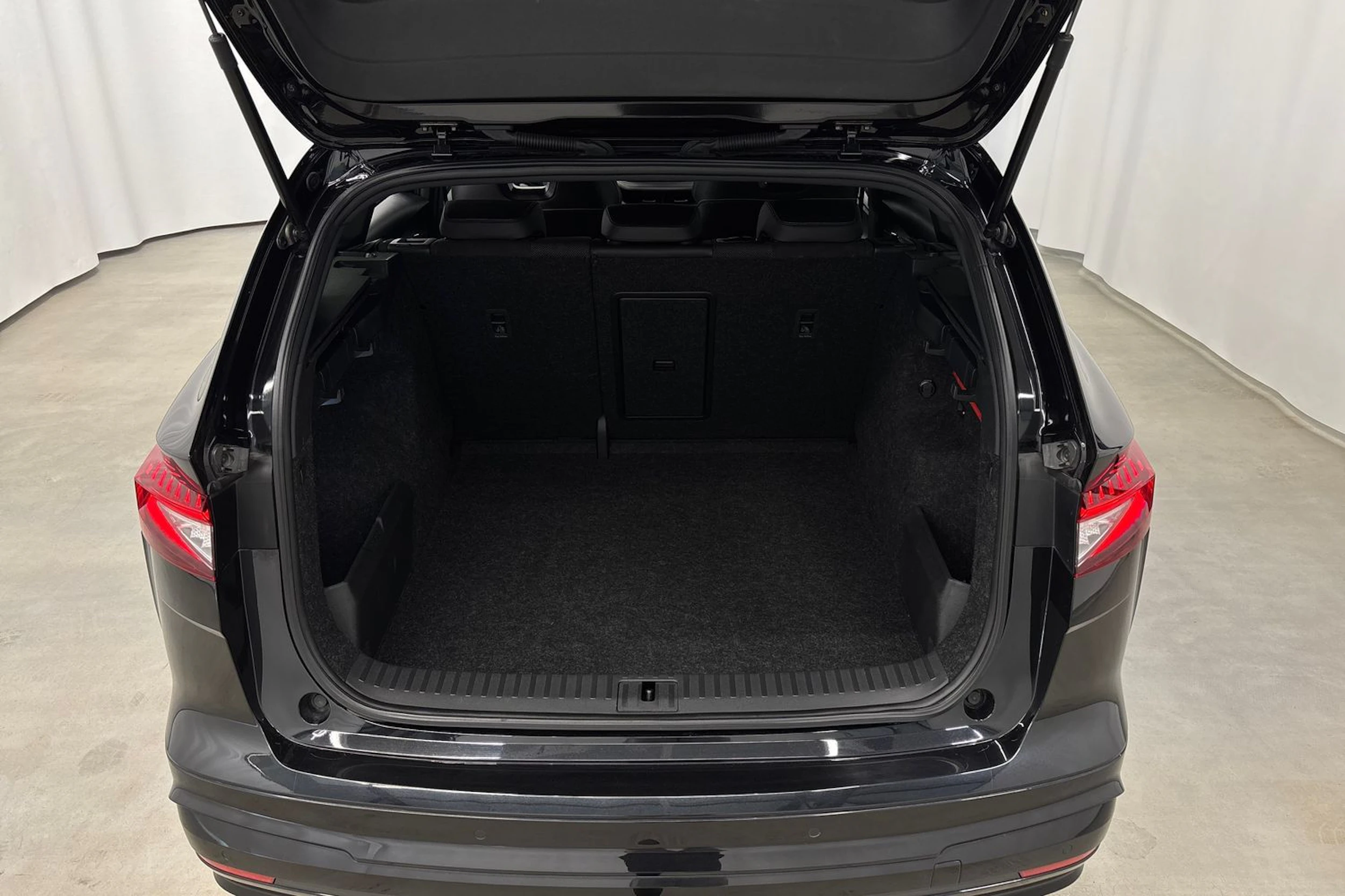 musta Skoda Enyaq 2022 kuva 26.