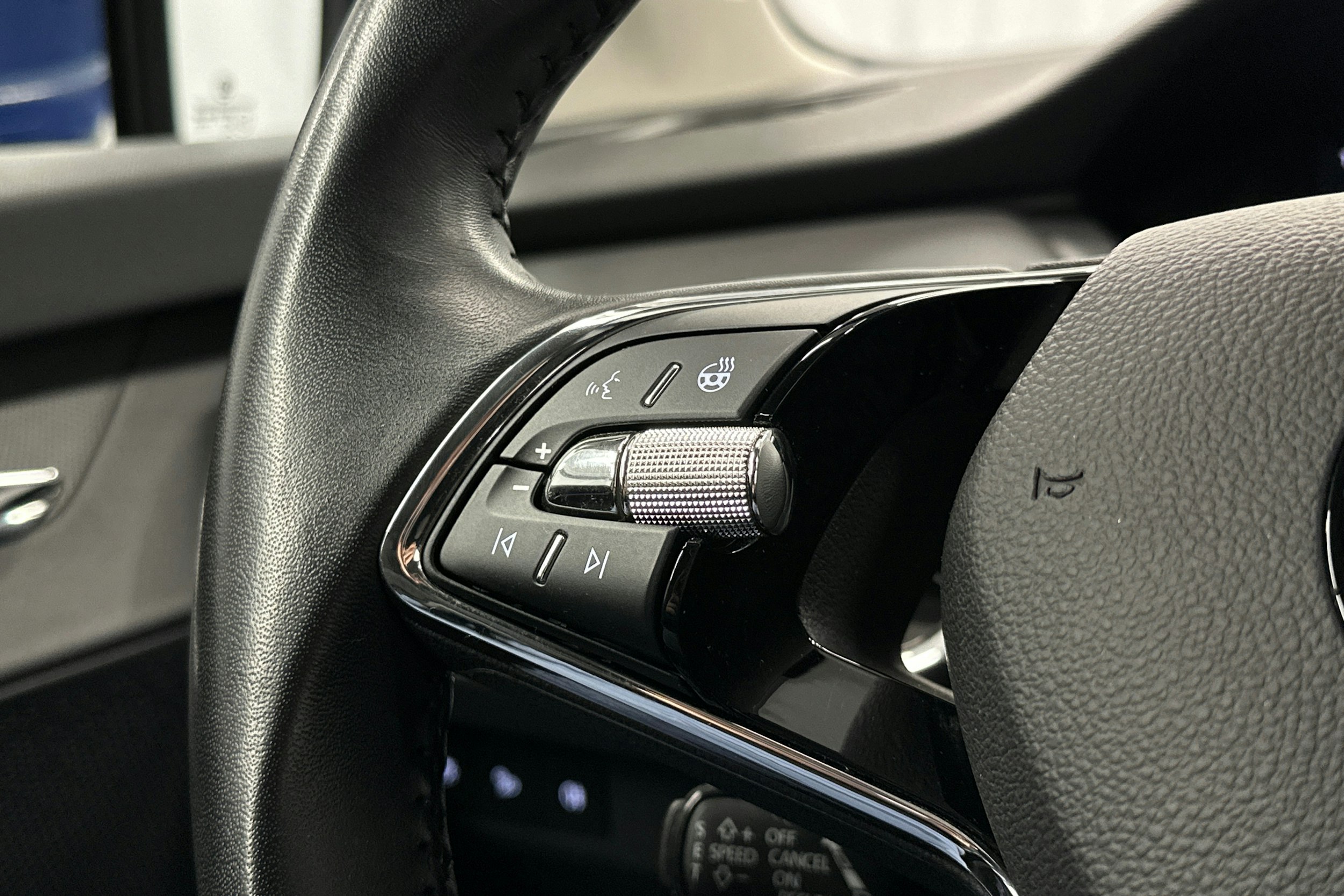 sininen Skoda Enyaq 2022 kuva 18.