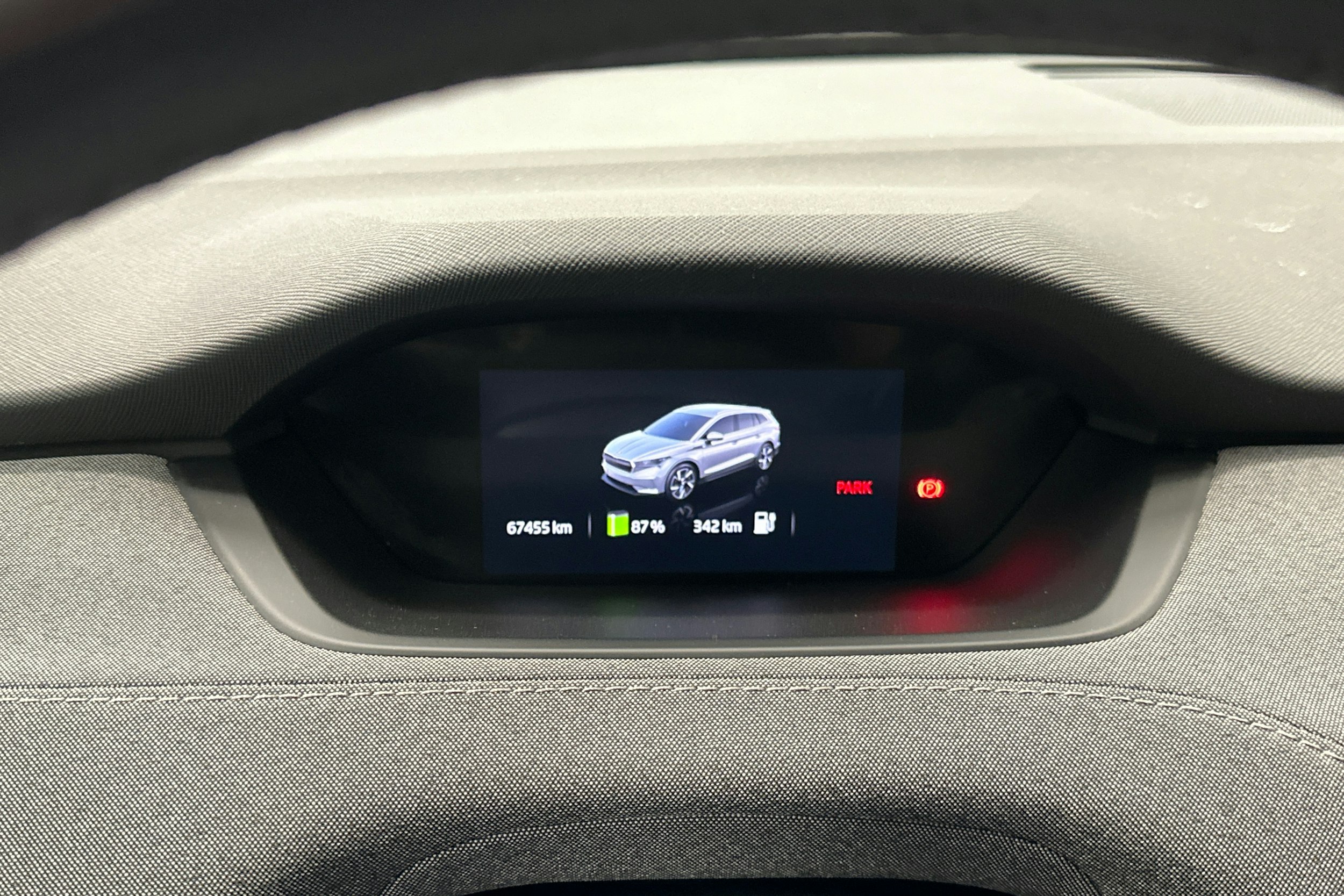 sininen Skoda Enyaq 2022 kuva 18.