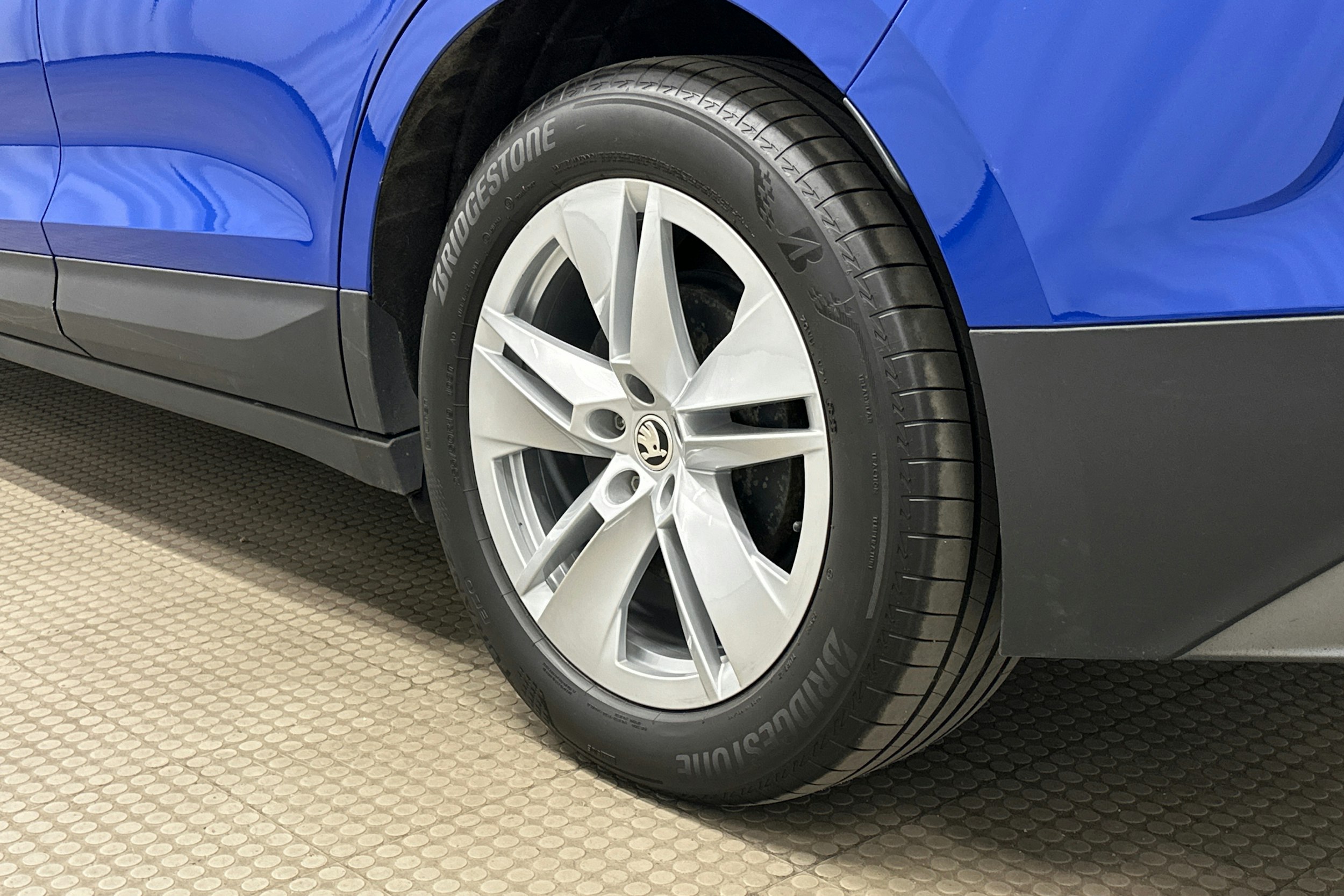sininen Skoda Enyaq 2022 kuva 13.