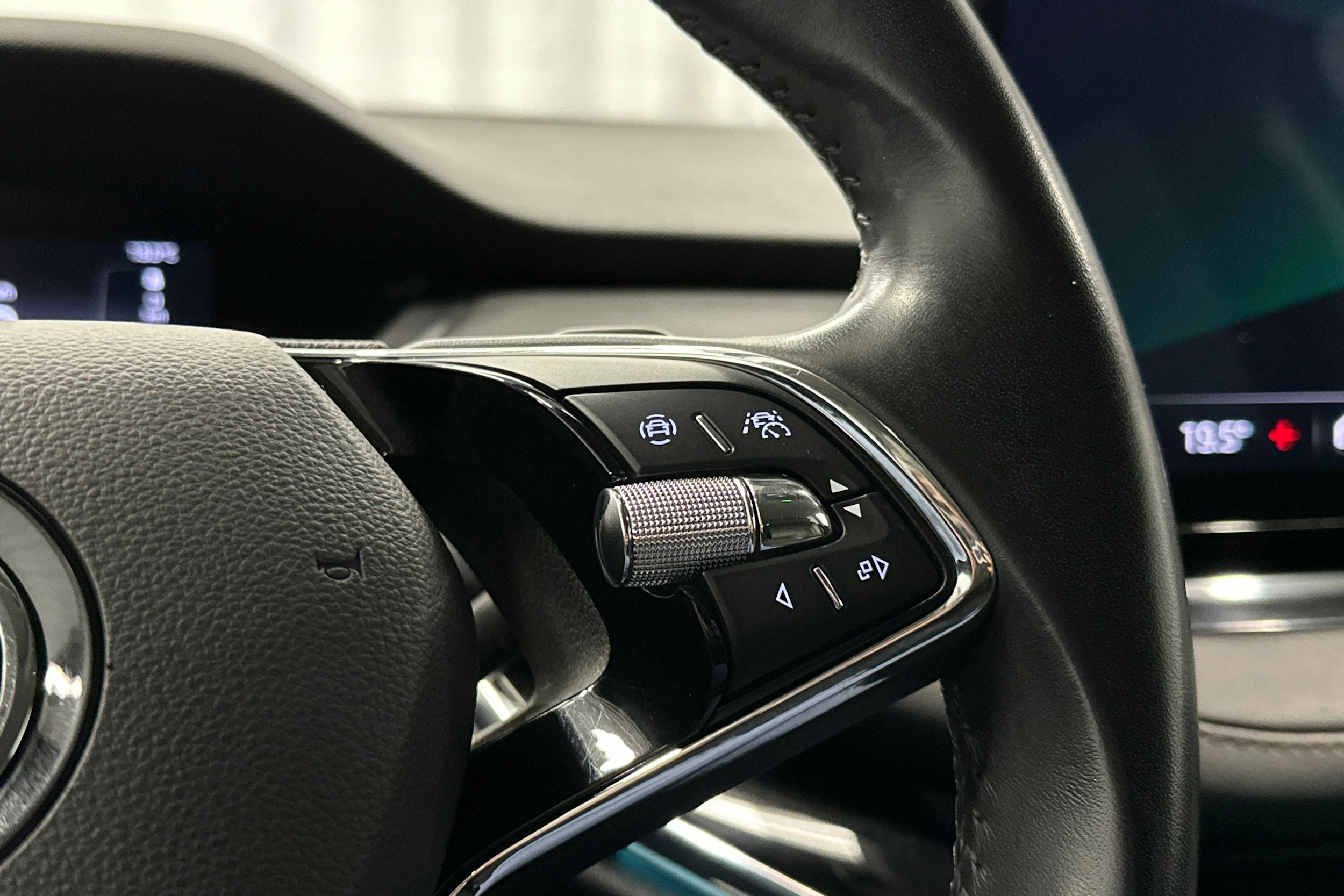 sininen Skoda Enyaq 2022 kuva 18.