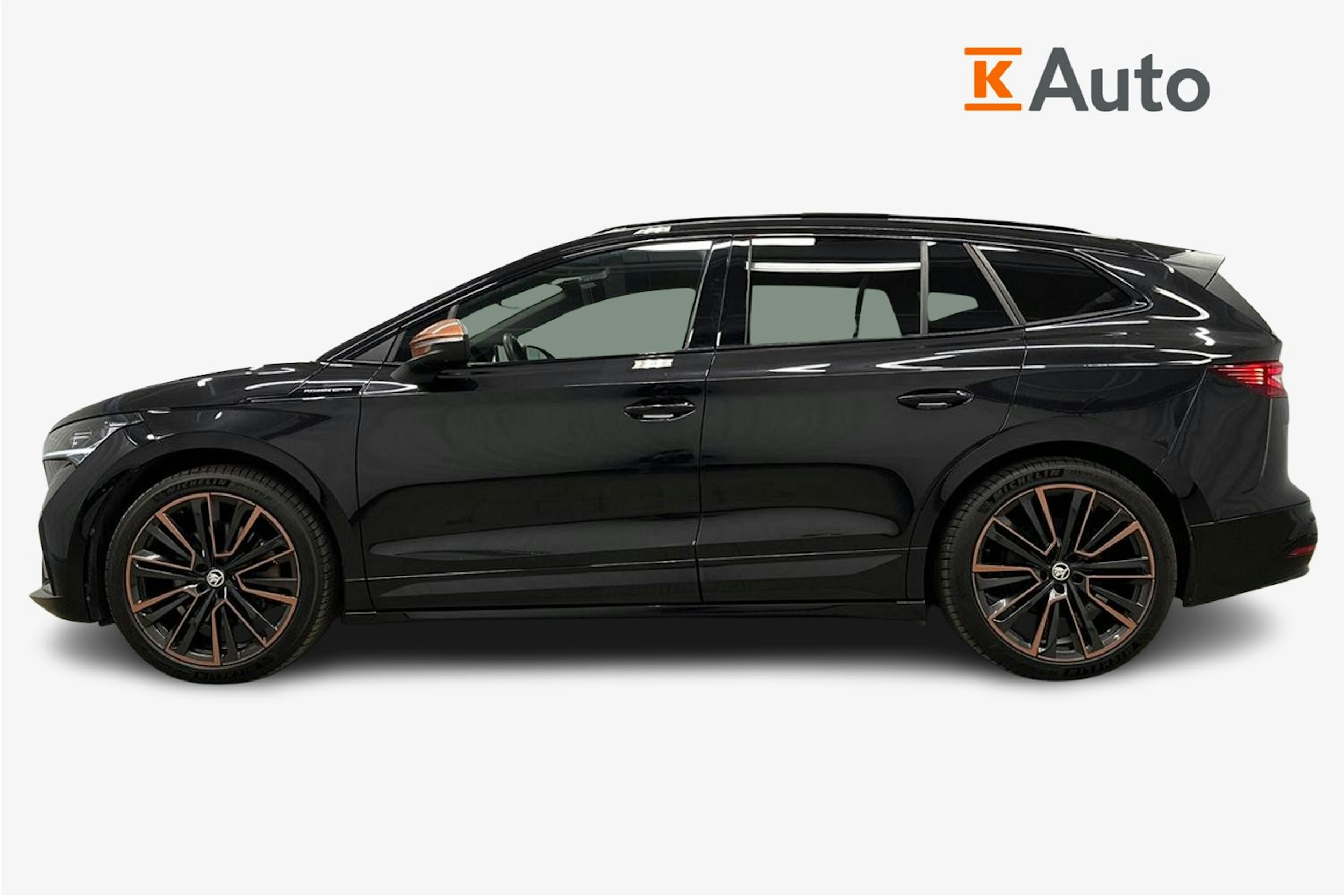 musta Skoda Enyaq 2022 kuva 6.