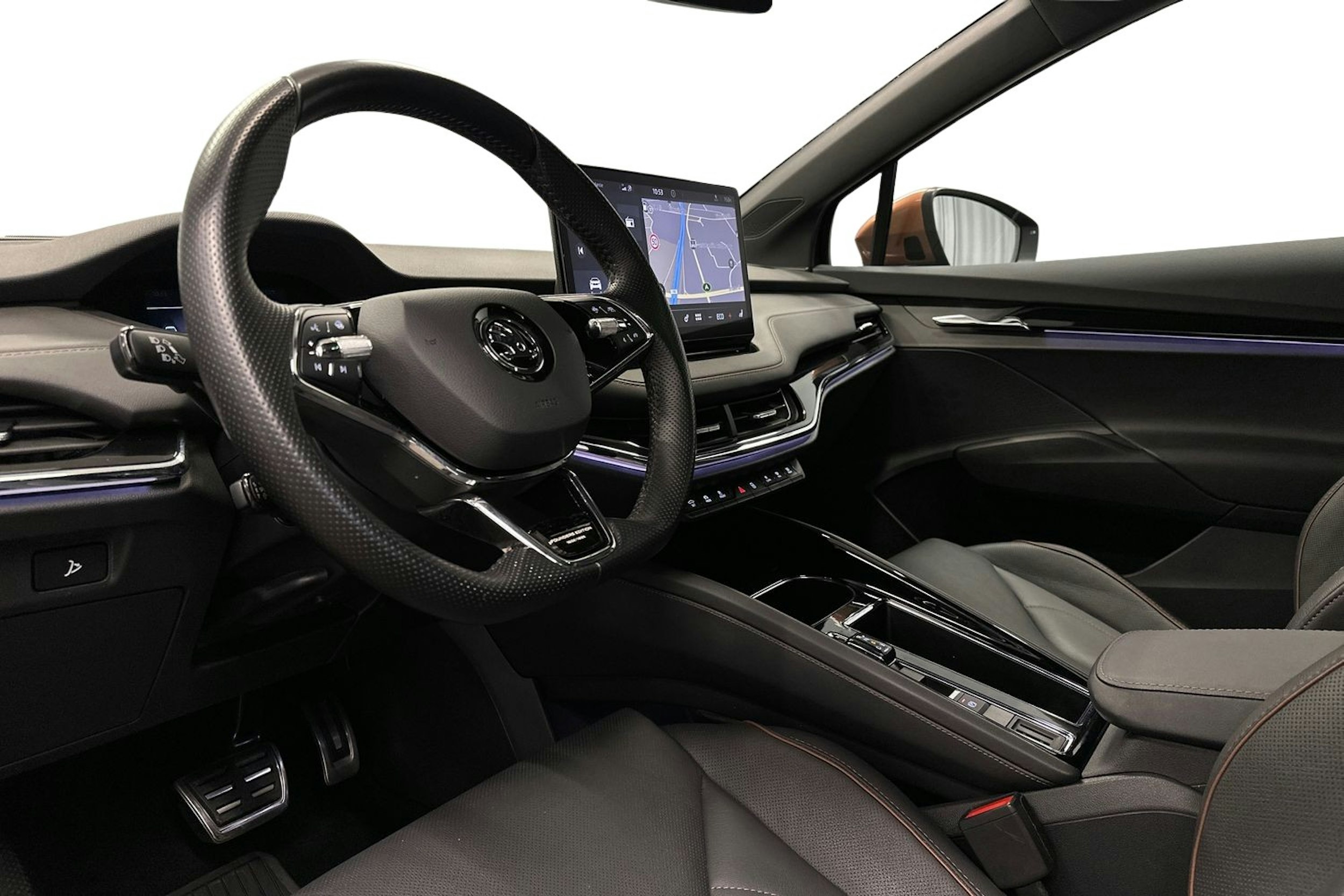 musta Skoda Enyaq 2022 kuva 7.