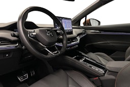 musta Skoda Enyaq 2022 kuva 7.