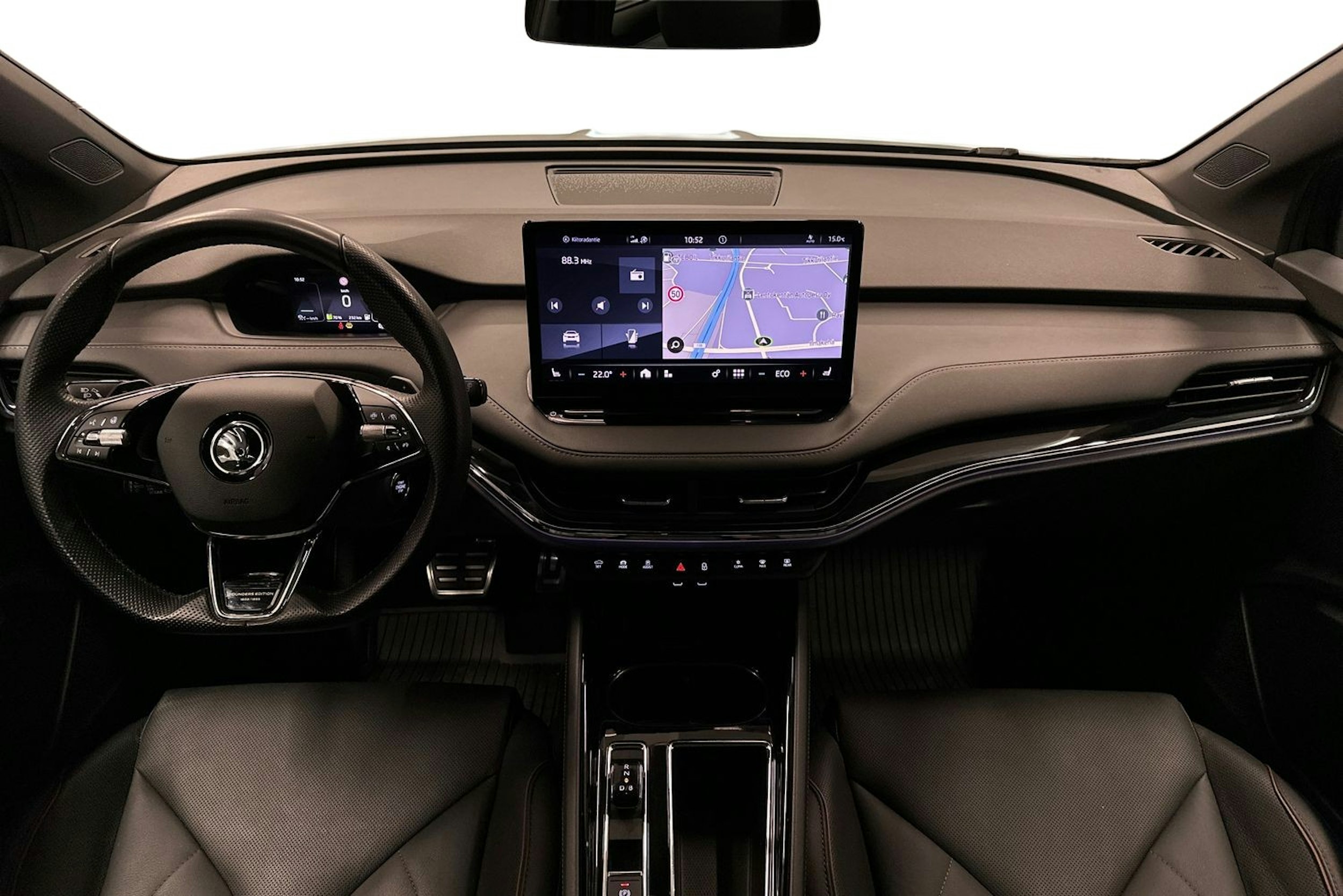 musta Skoda Enyaq 2022 kuva 8.