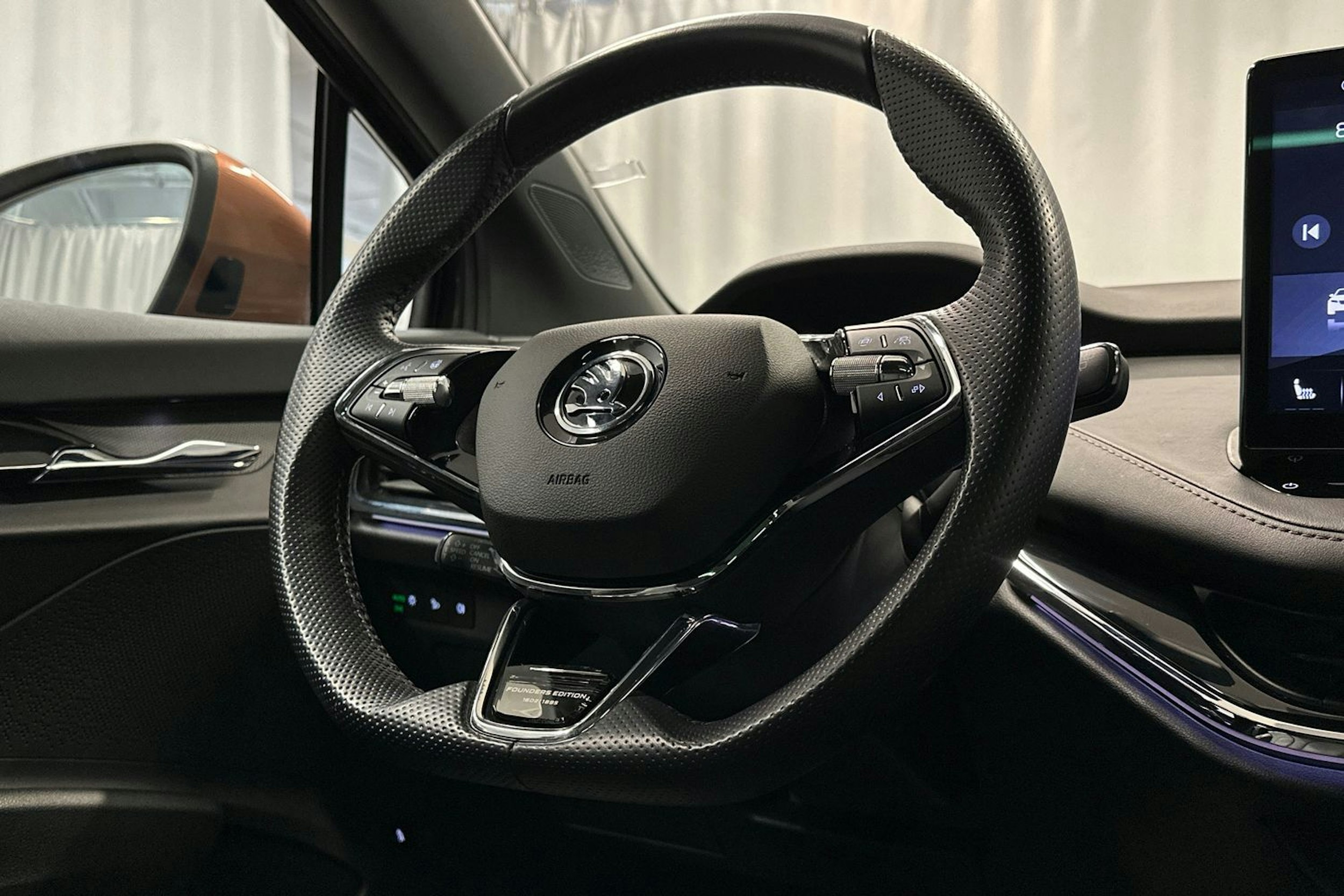 musta Skoda Enyaq 2022 kuva 9.