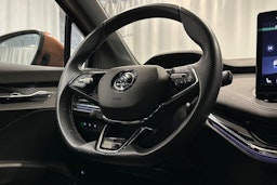 musta Skoda Enyaq 2022 kuva 9.