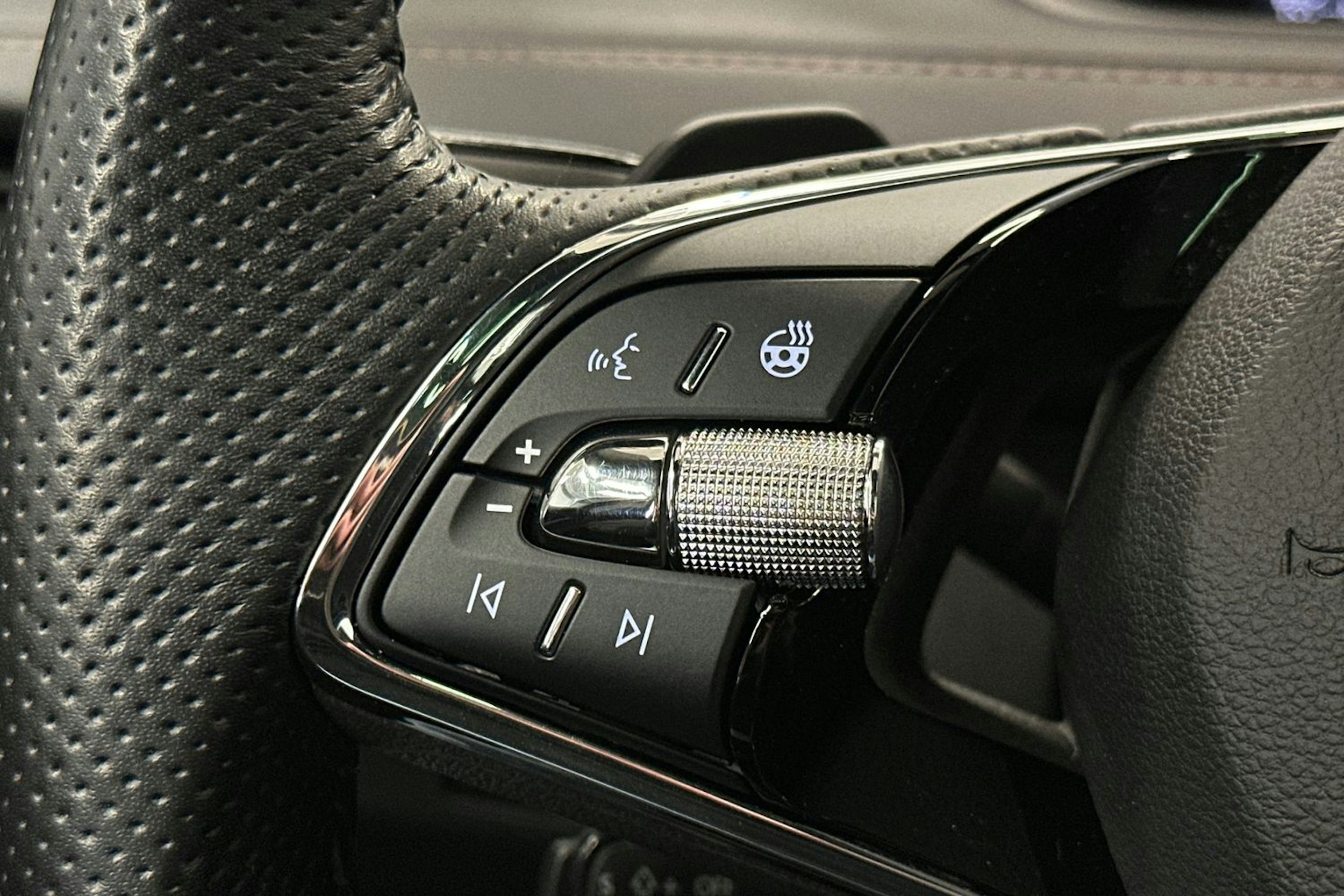 musta Skoda Enyaq 2022 kuva 11.