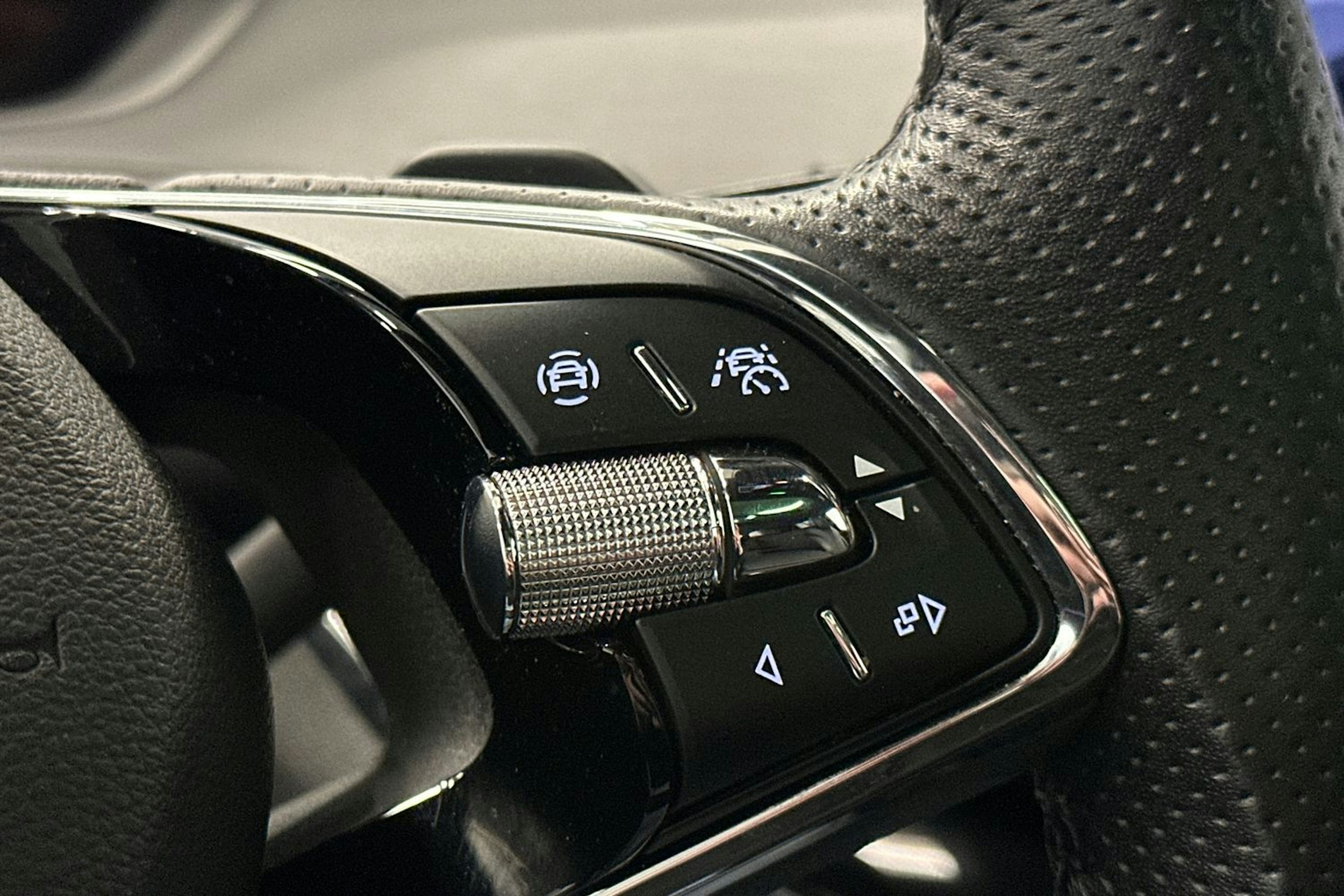 musta Skoda Enyaq 2022 kuva 12.