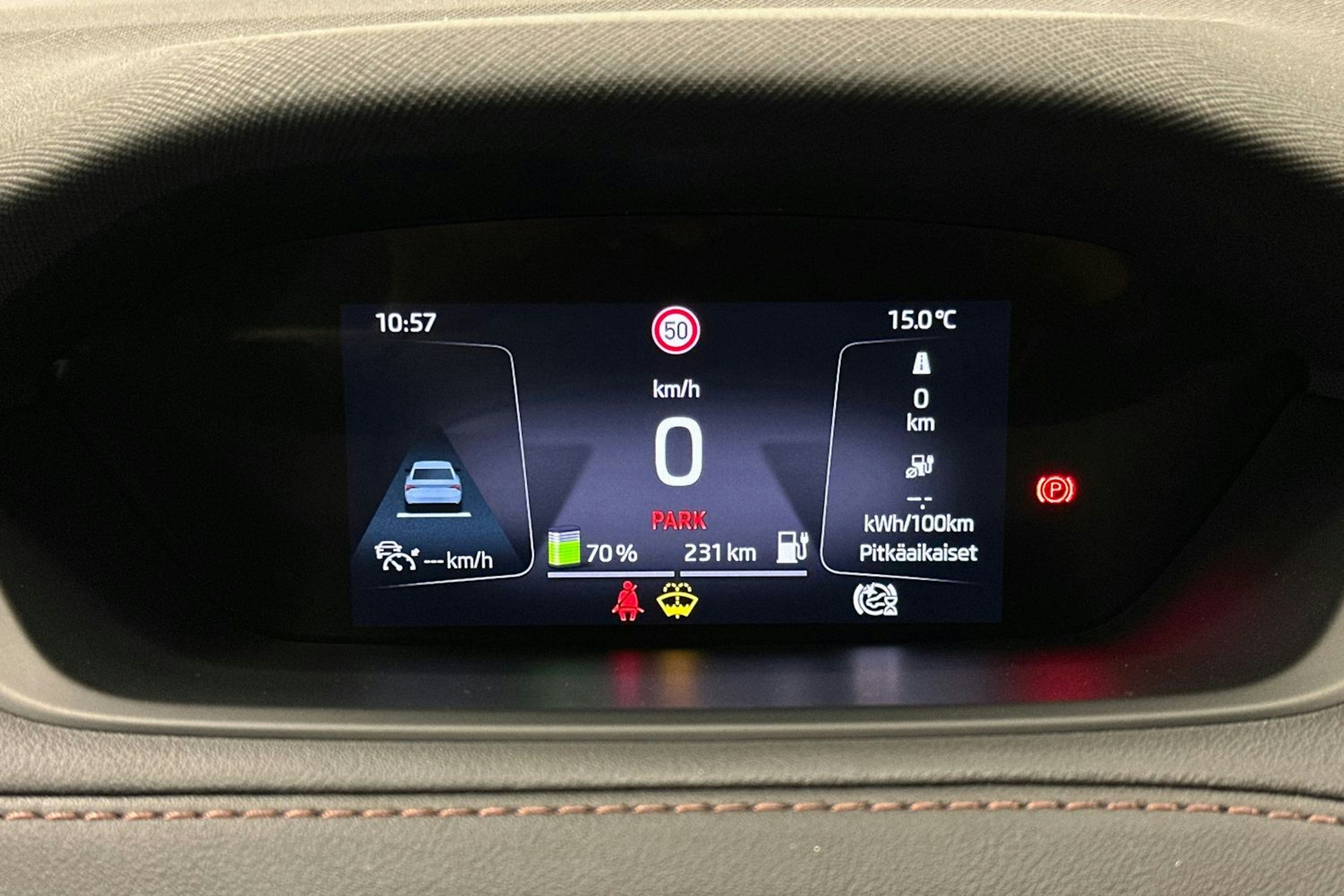 musta Skoda Enyaq 2022 kuva 13.
