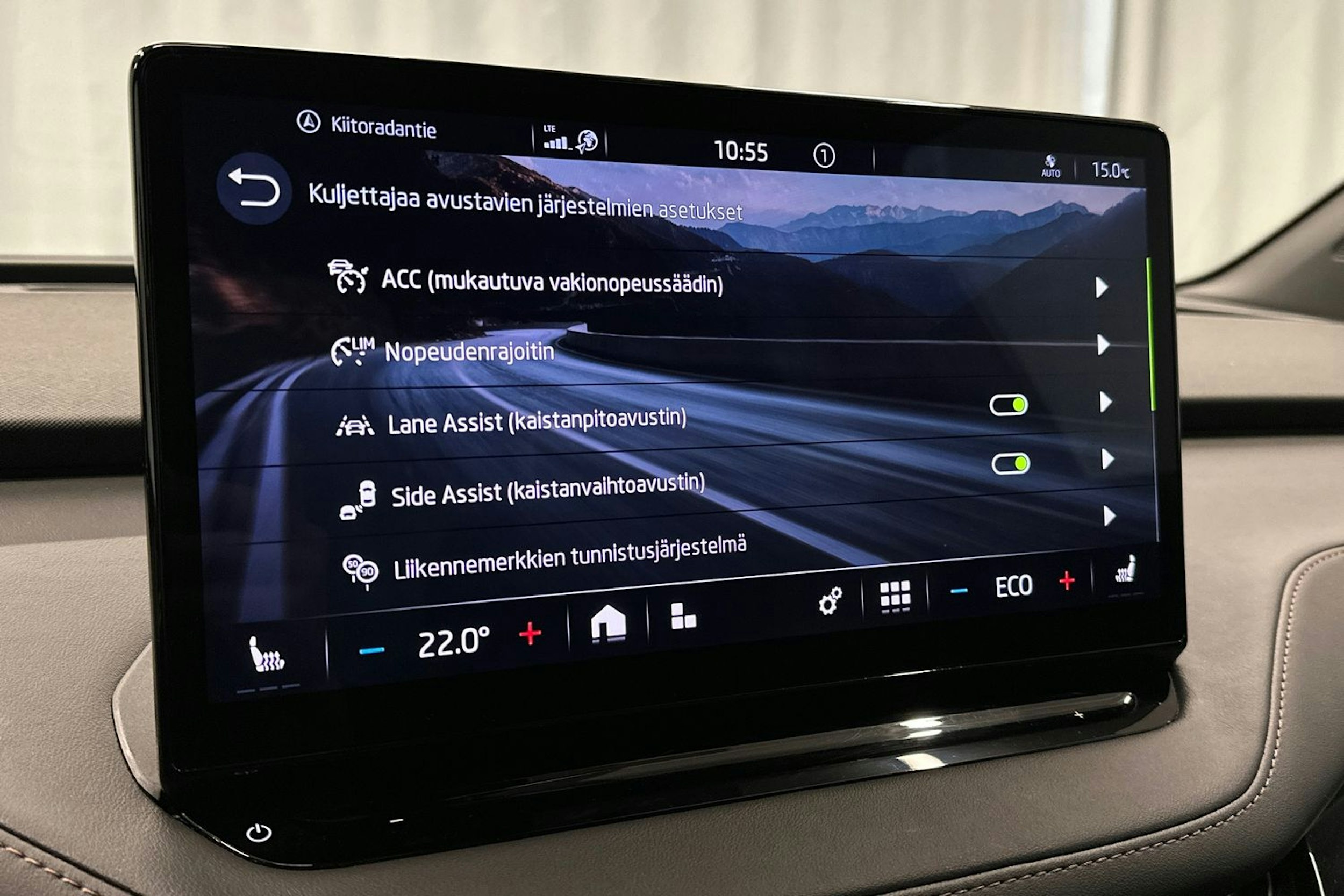 musta Skoda Enyaq 2022 kuva 16.