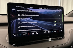 musta Skoda Enyaq 2022 kuva 16.