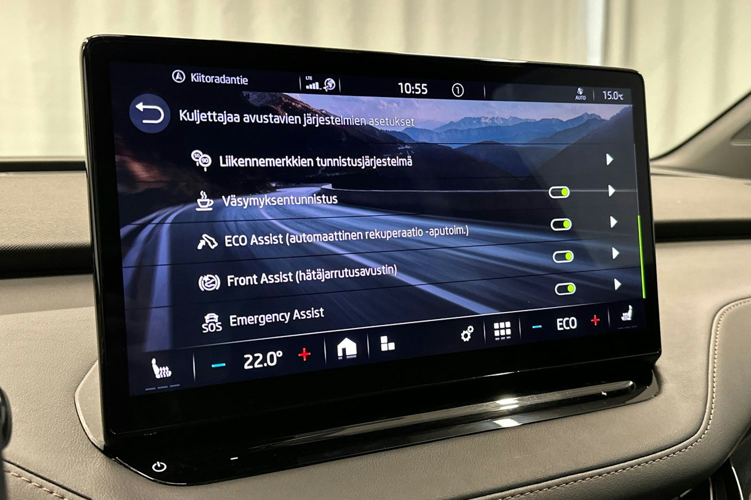 musta Skoda Enyaq 2022 kuva 17.