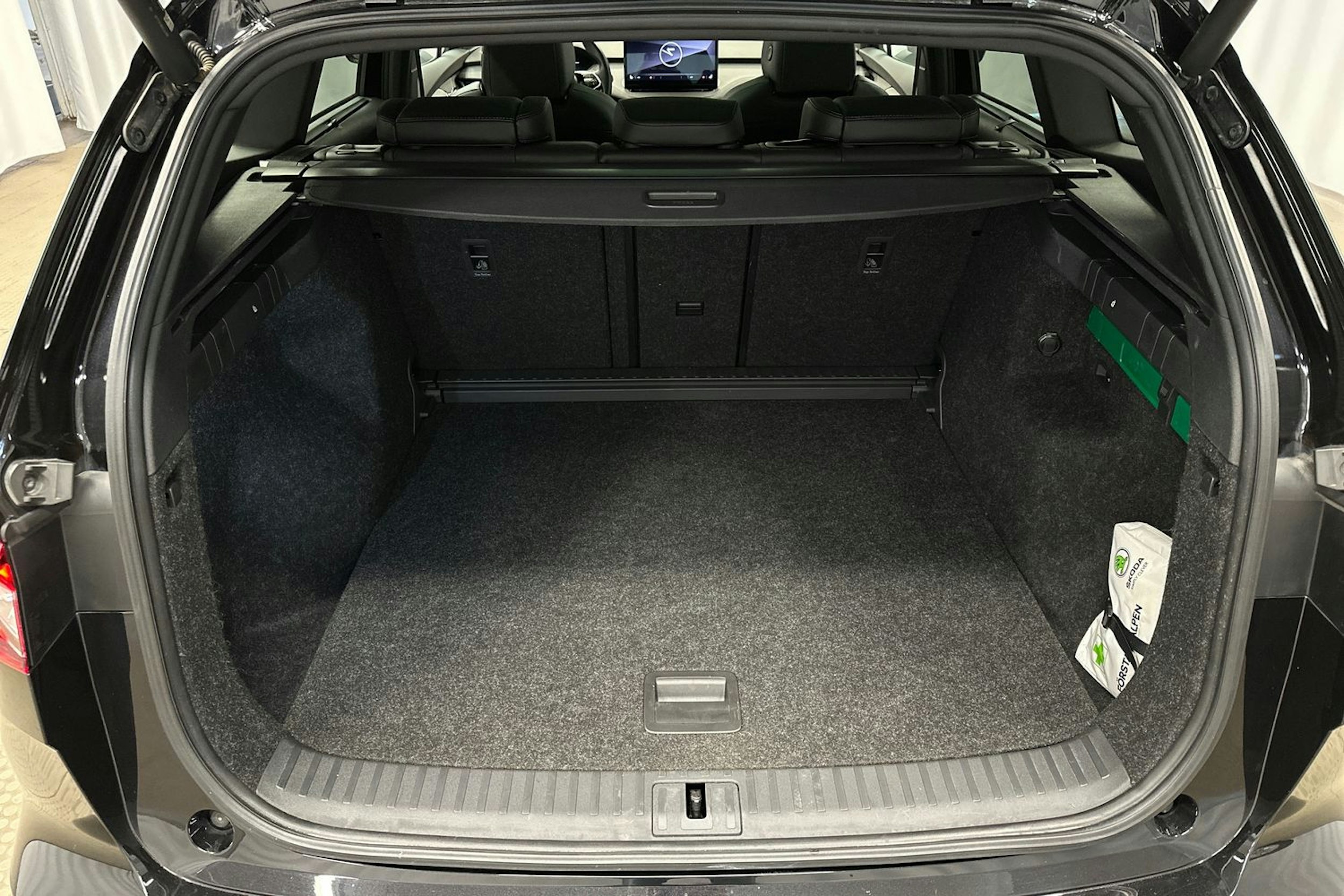 musta Skoda Enyaq 2022 kuva 31.