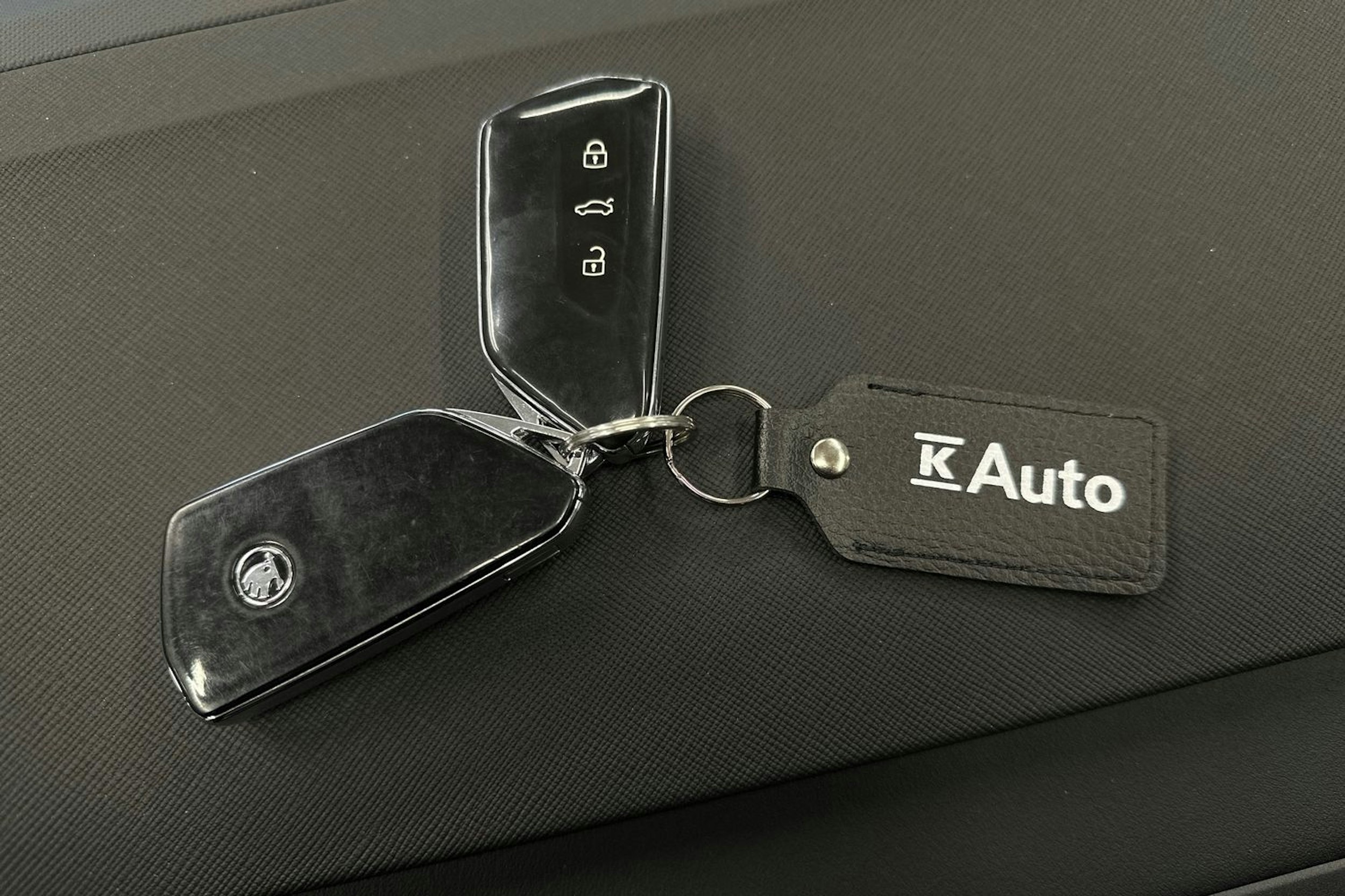 musta Skoda Enyaq 2022 kuva 35.