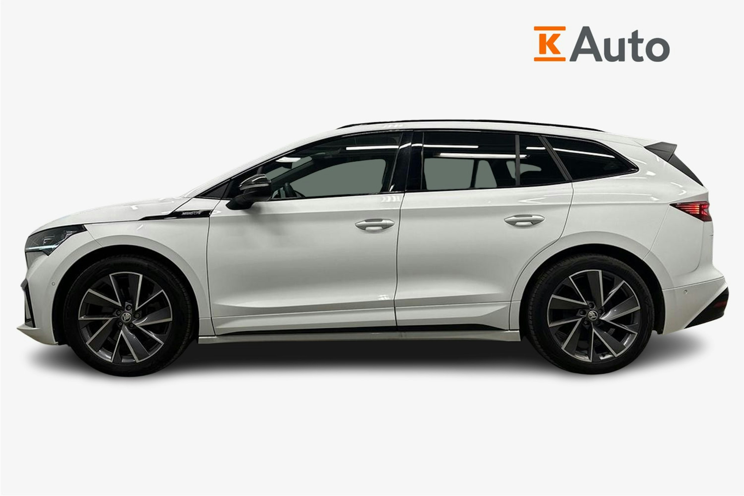 valkoinen Skoda Enyaq 2022 kuva 6.