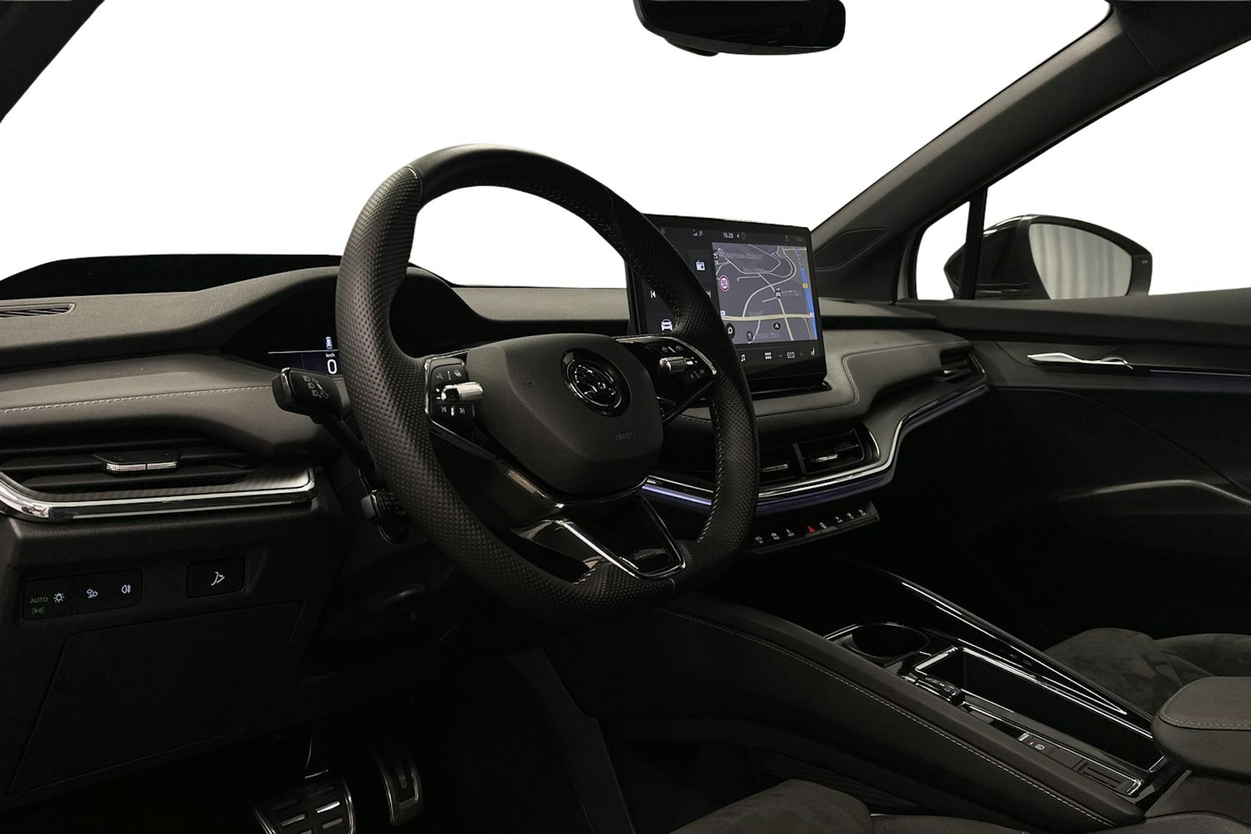 valkoinen Skoda Enyaq 2022 kuva 7.