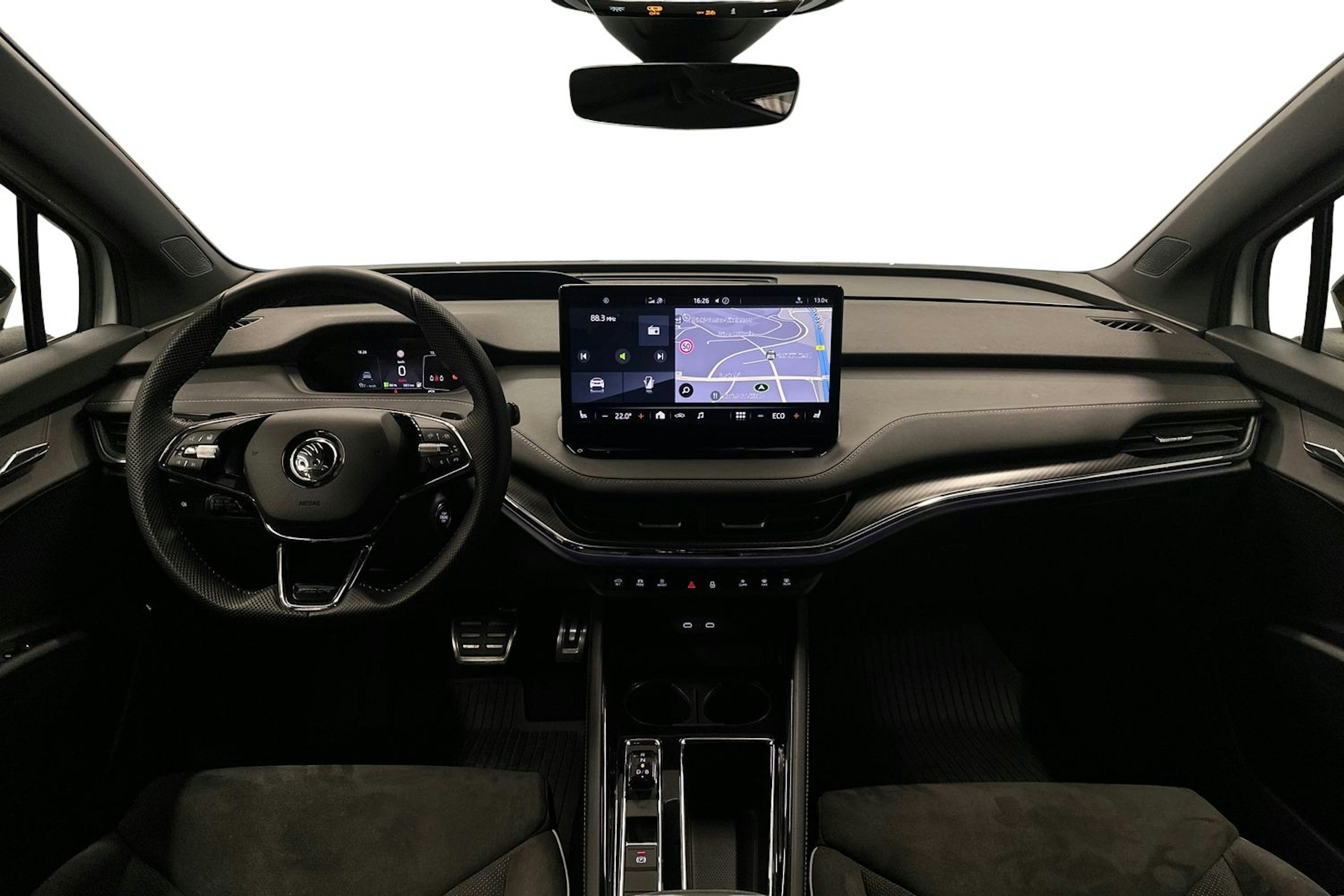 valkoinen Skoda Enyaq 2022 kuva 9.