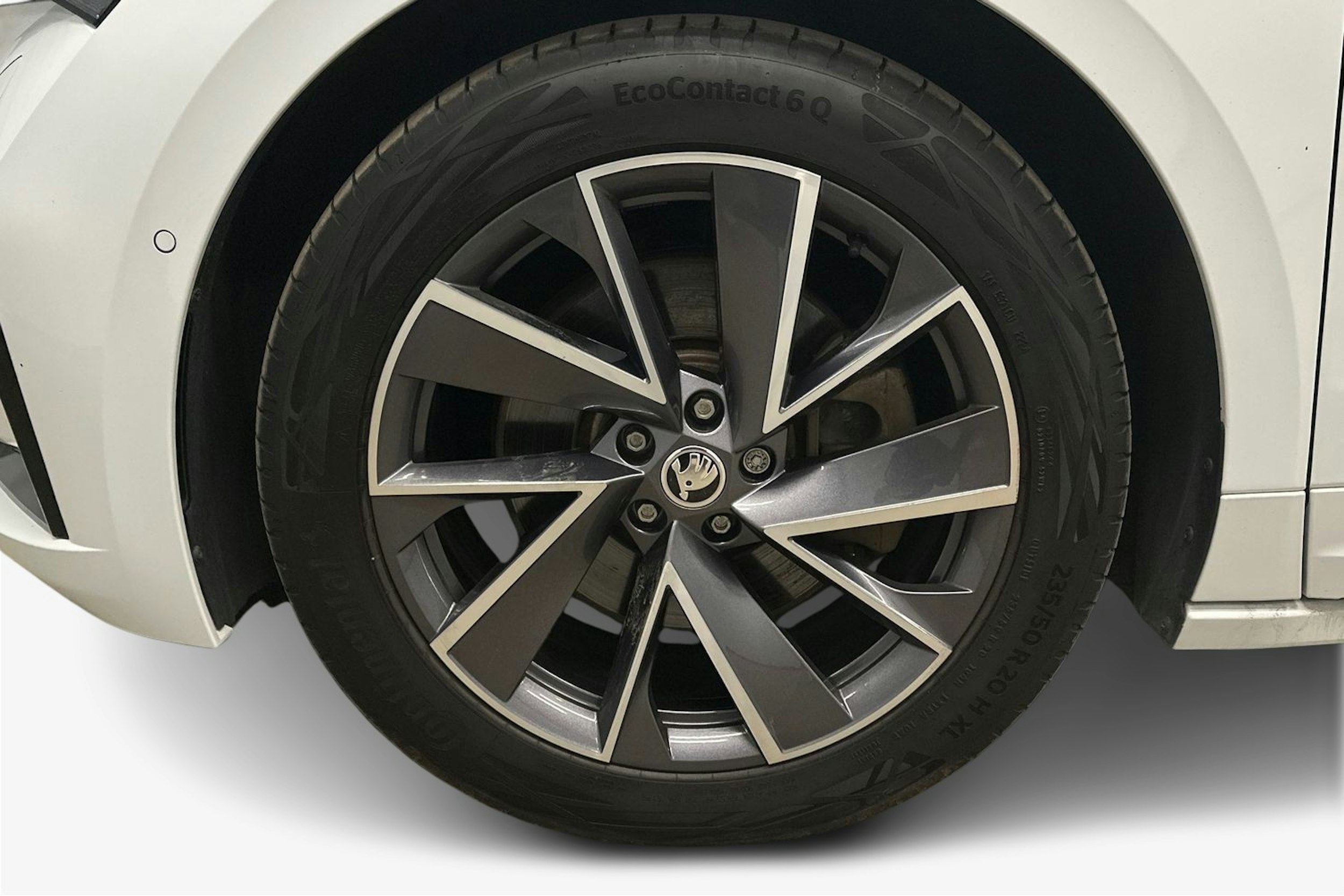 valkoinen Skoda Enyaq 2022 kuva 11.