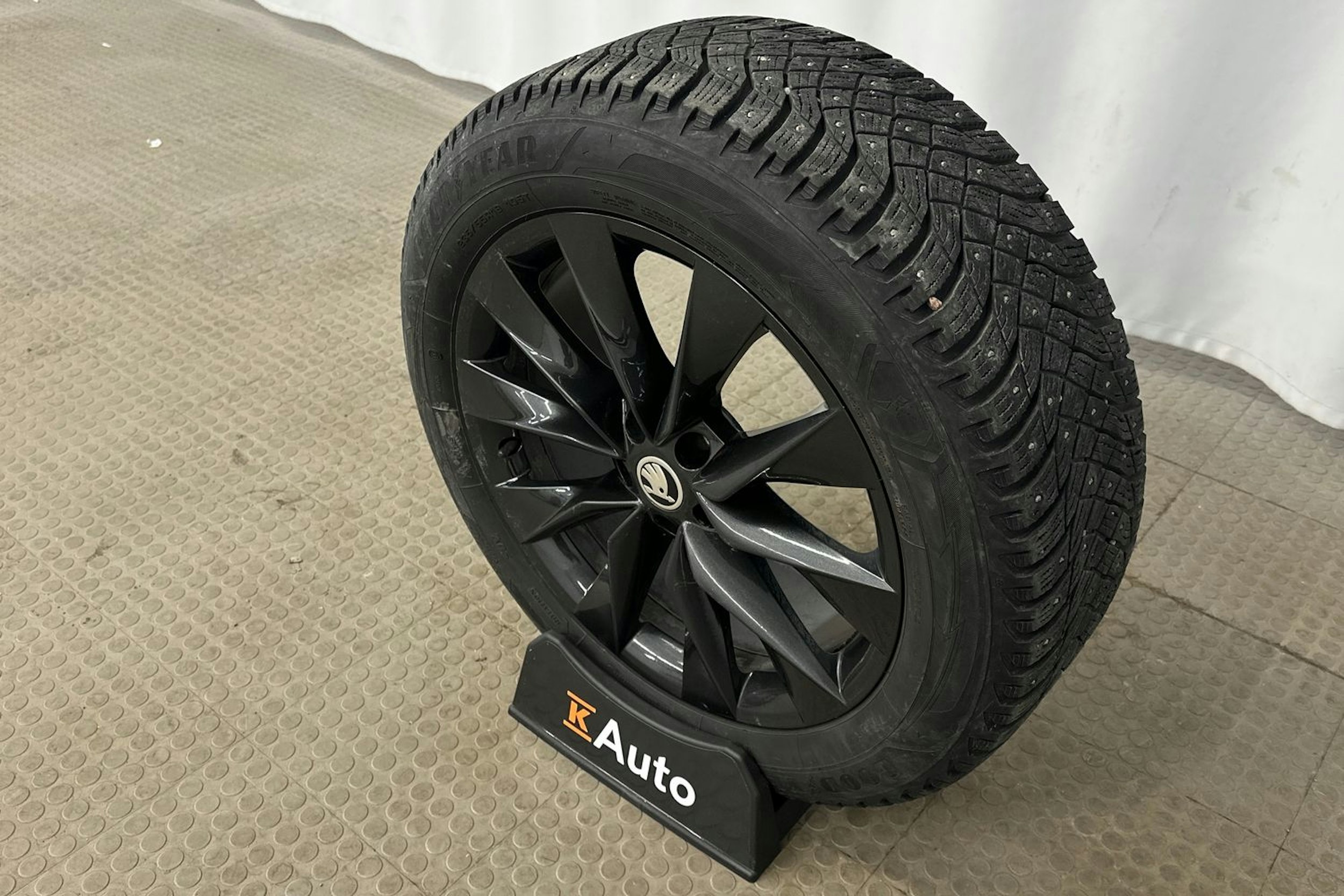 valkoinen Skoda Enyaq 2022 kuva 13.