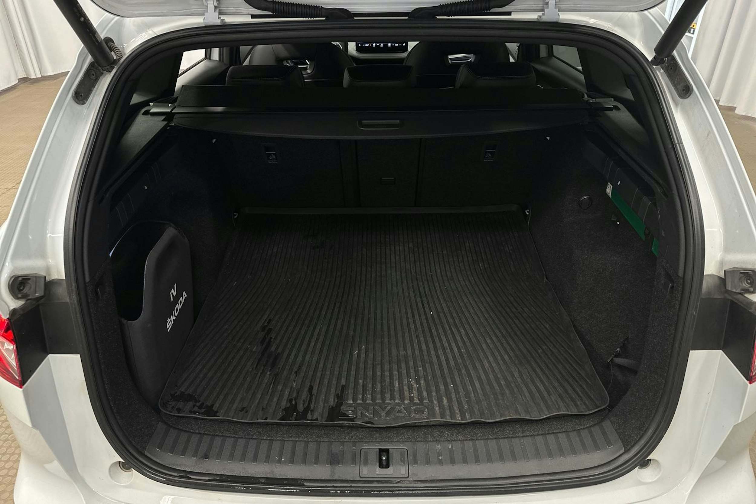 valkoinen Skoda Enyaq 2022 kuva 14.