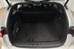 valkoinen Skoda Enyaq 2022 kuva 14.