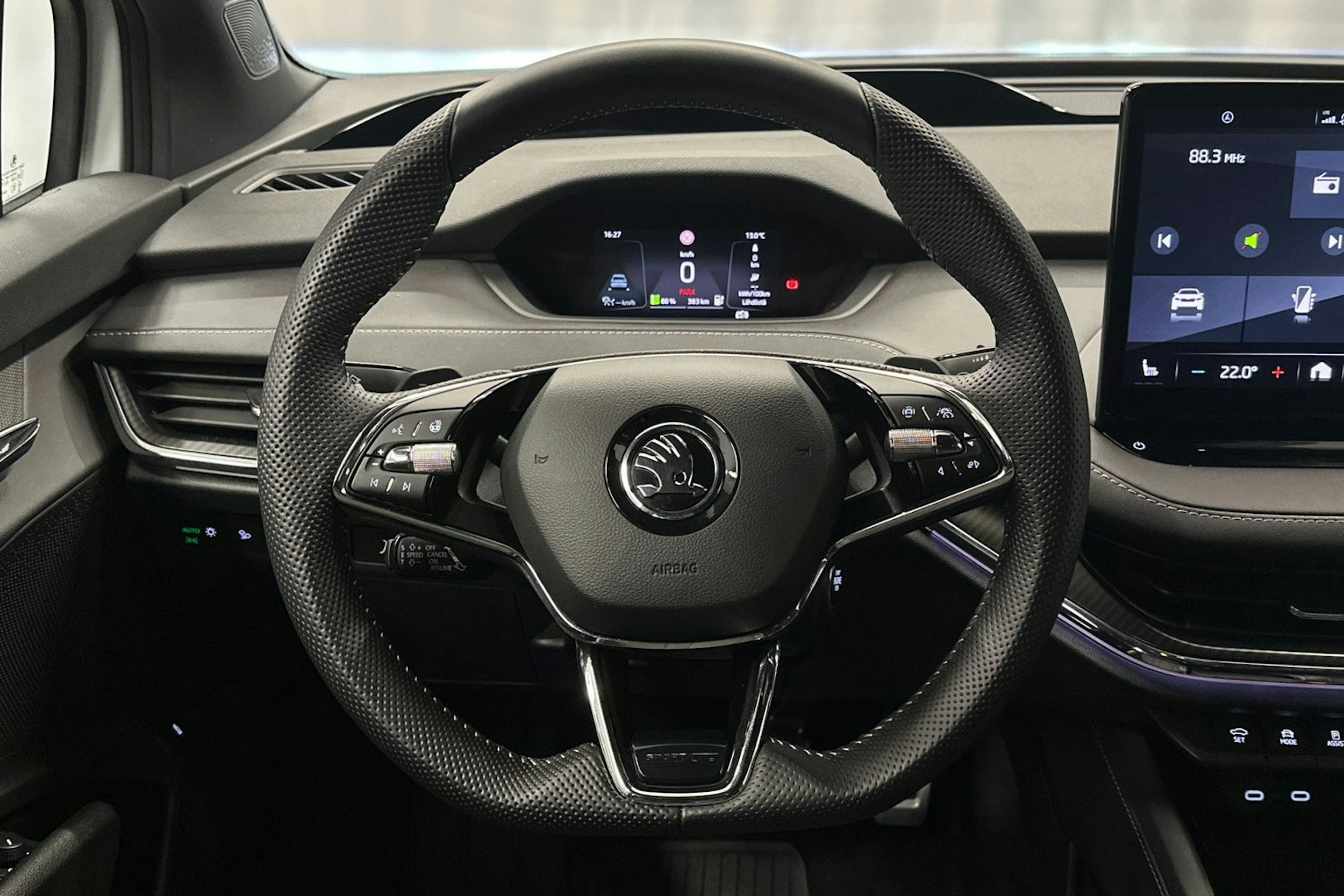 valkoinen Skoda Enyaq 2022 kuva 16.