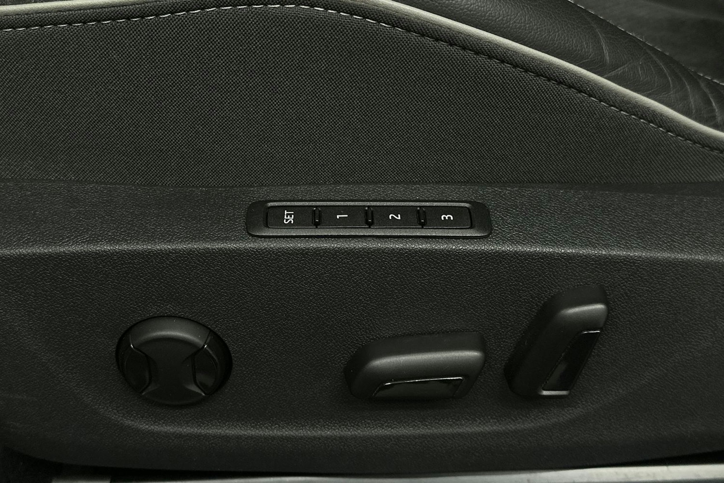 valkoinen Skoda Enyaq 2022 kuva 18.