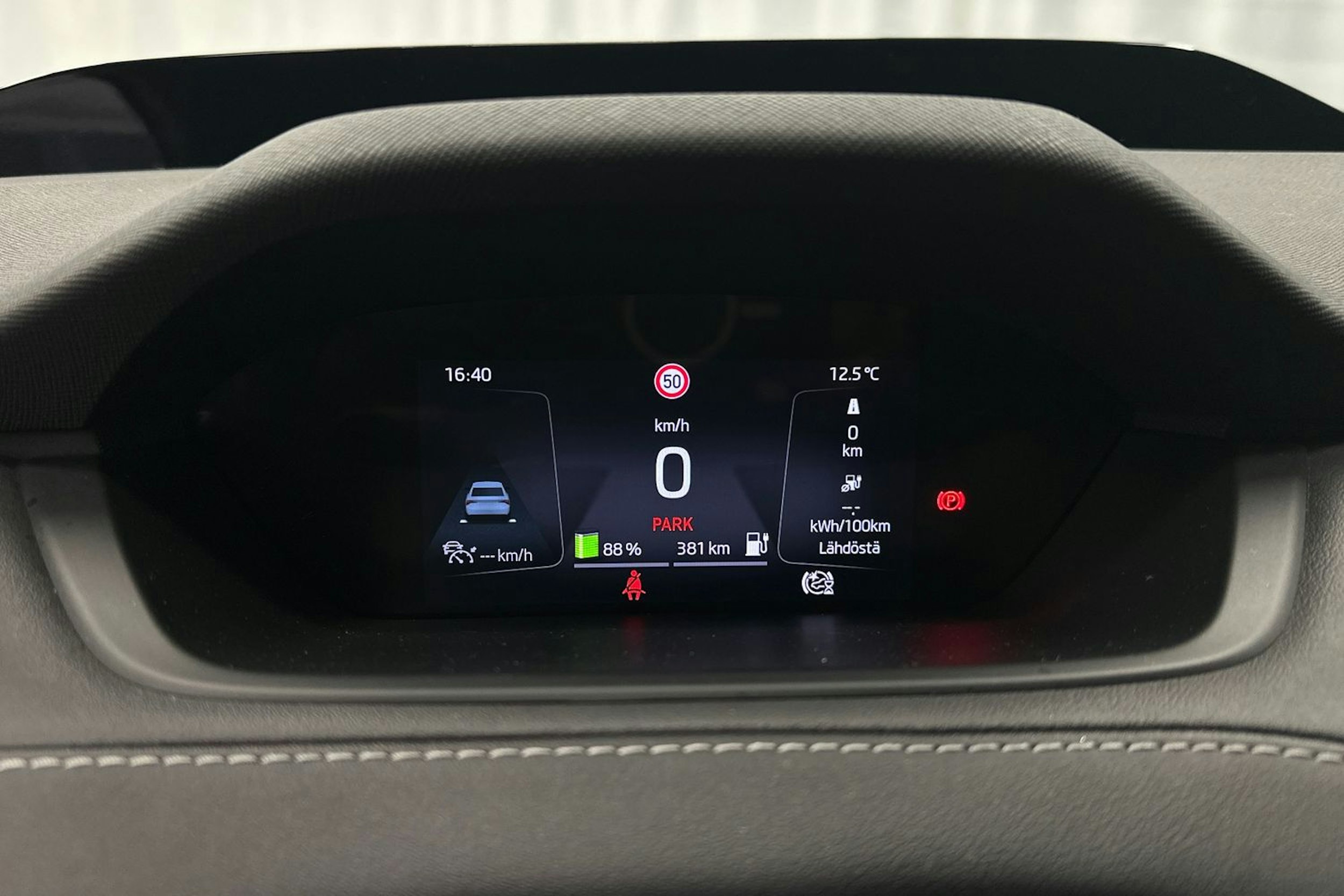 valkoinen Skoda Enyaq 2022 kuva 19.