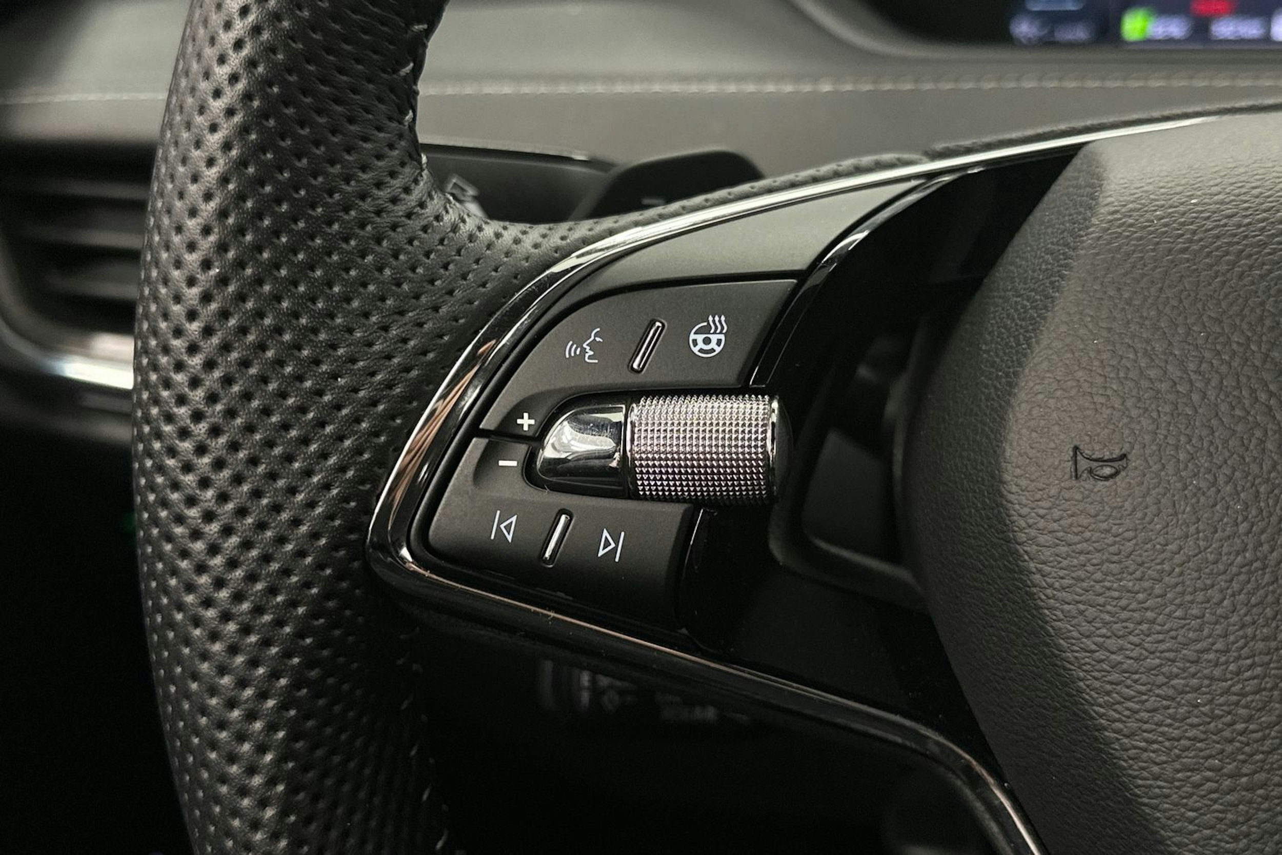 valkoinen Skoda Enyaq 2022 kuva 20.