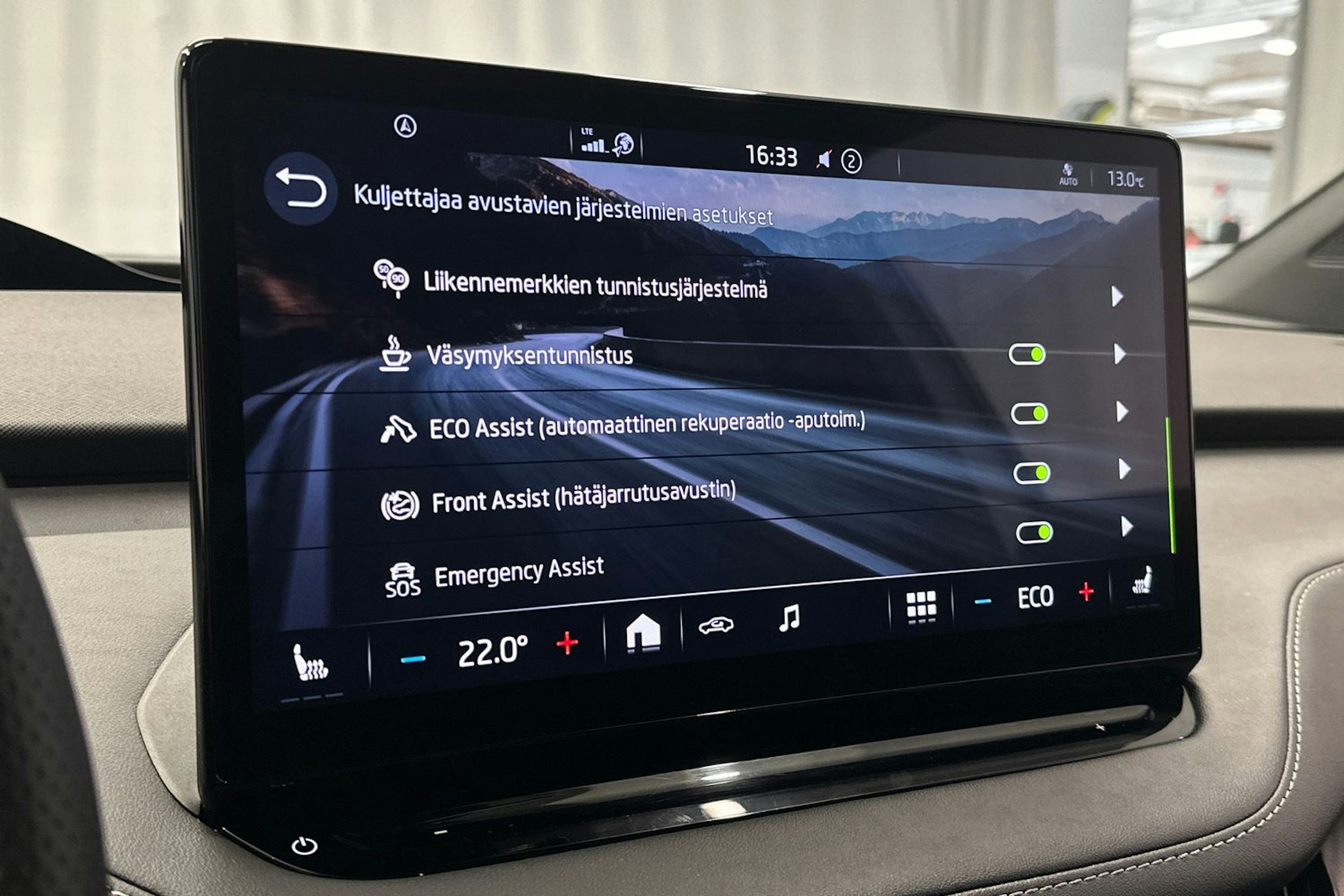 valkoinen Skoda Enyaq 2022 kuva 28.