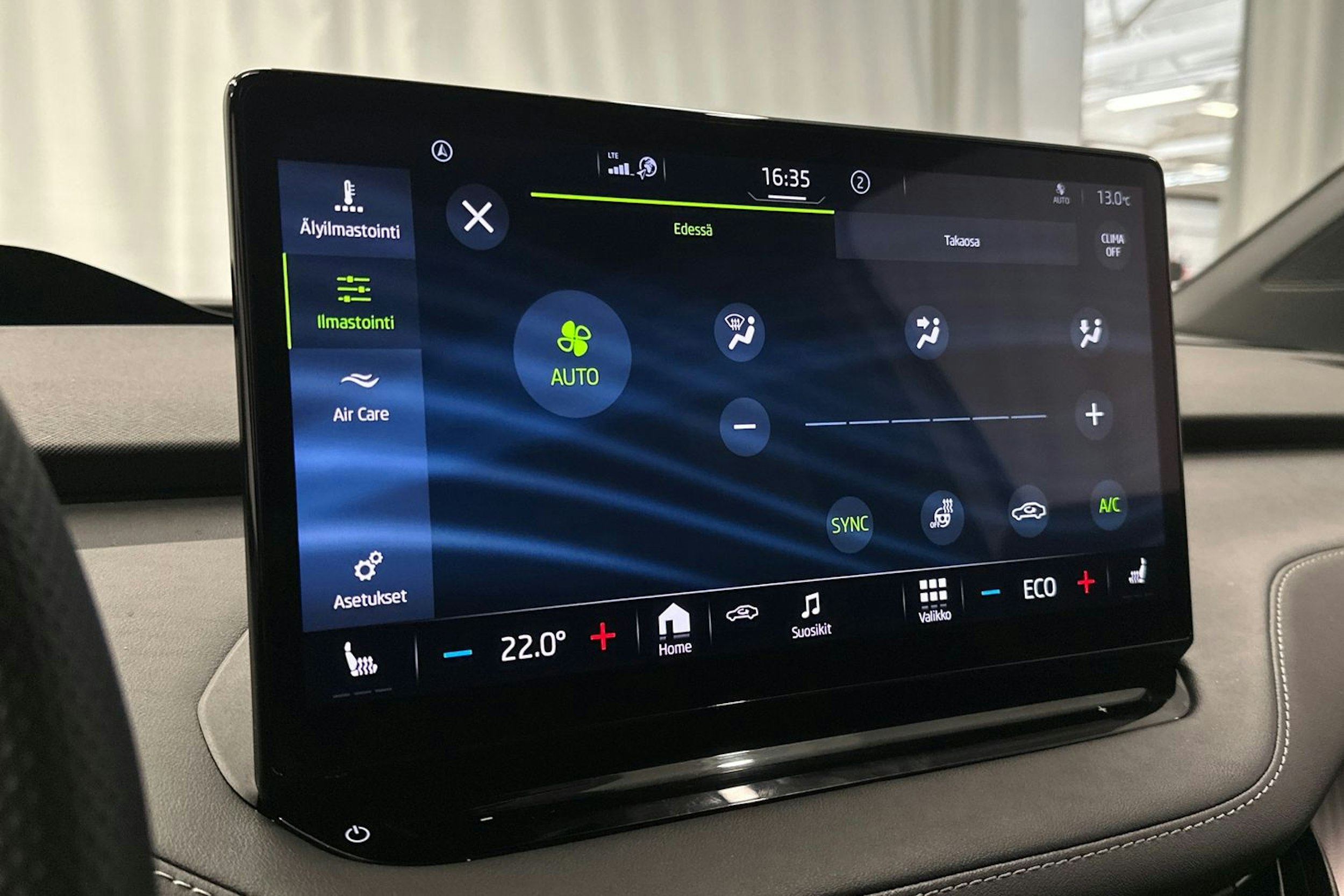 valkoinen Skoda Enyaq 2022 kuva 33.