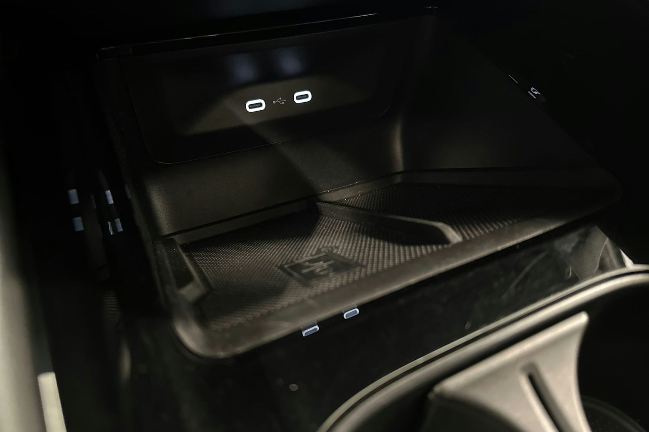 valkoinen Skoda Enyaq 2022 kuva 37.