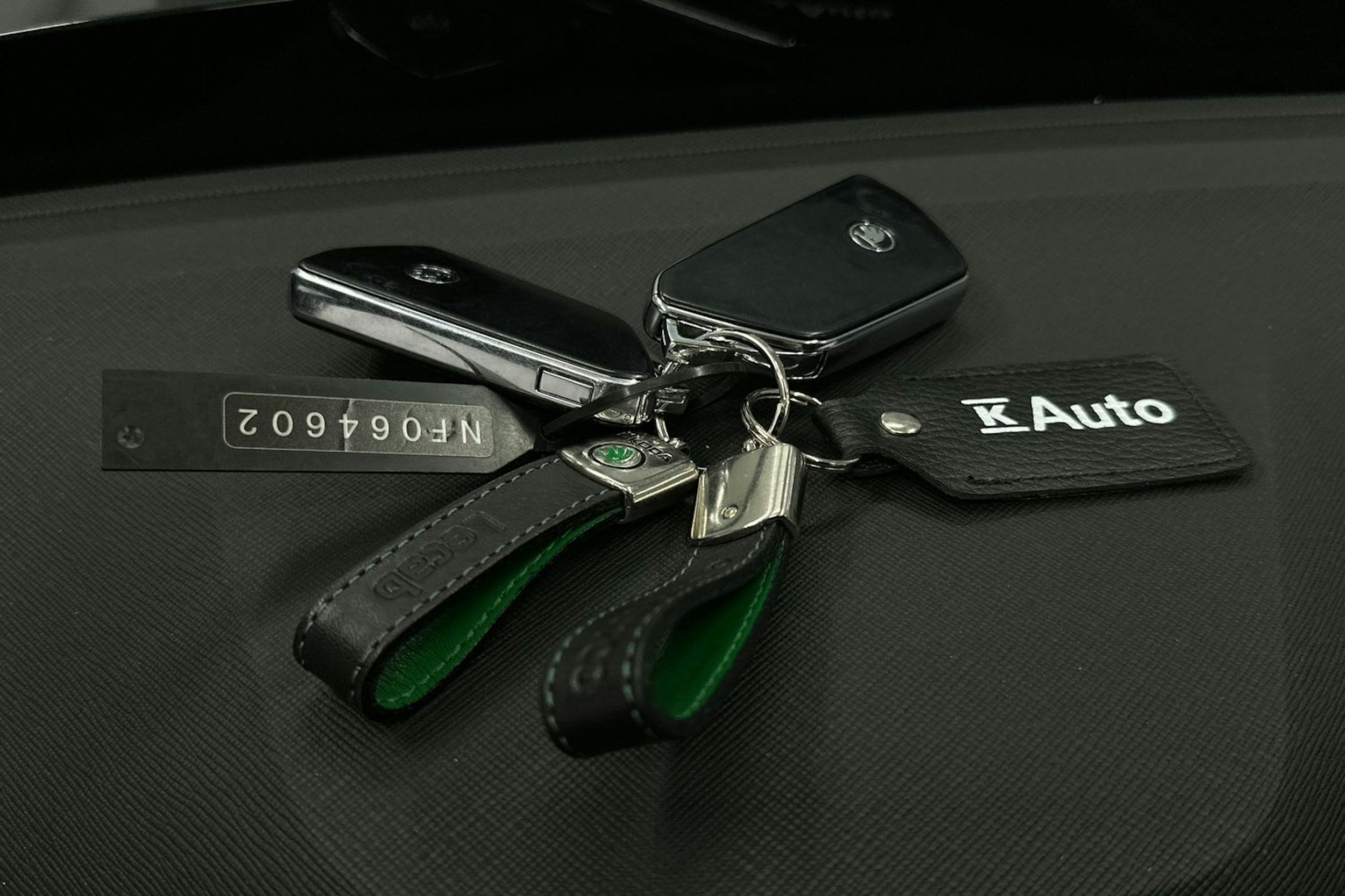 valkoinen Skoda Enyaq 2022 kuva 38.