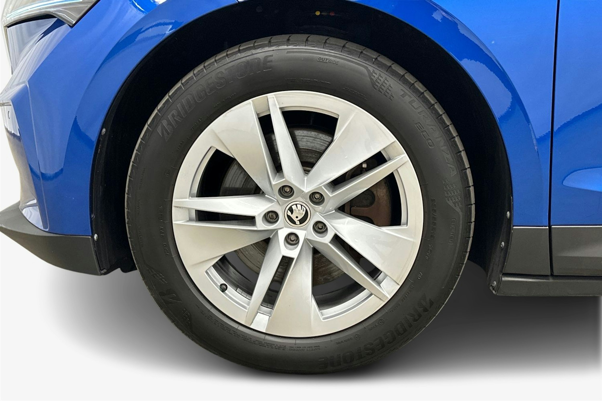 sininen Skoda Enyaq 2022 kuva 11.