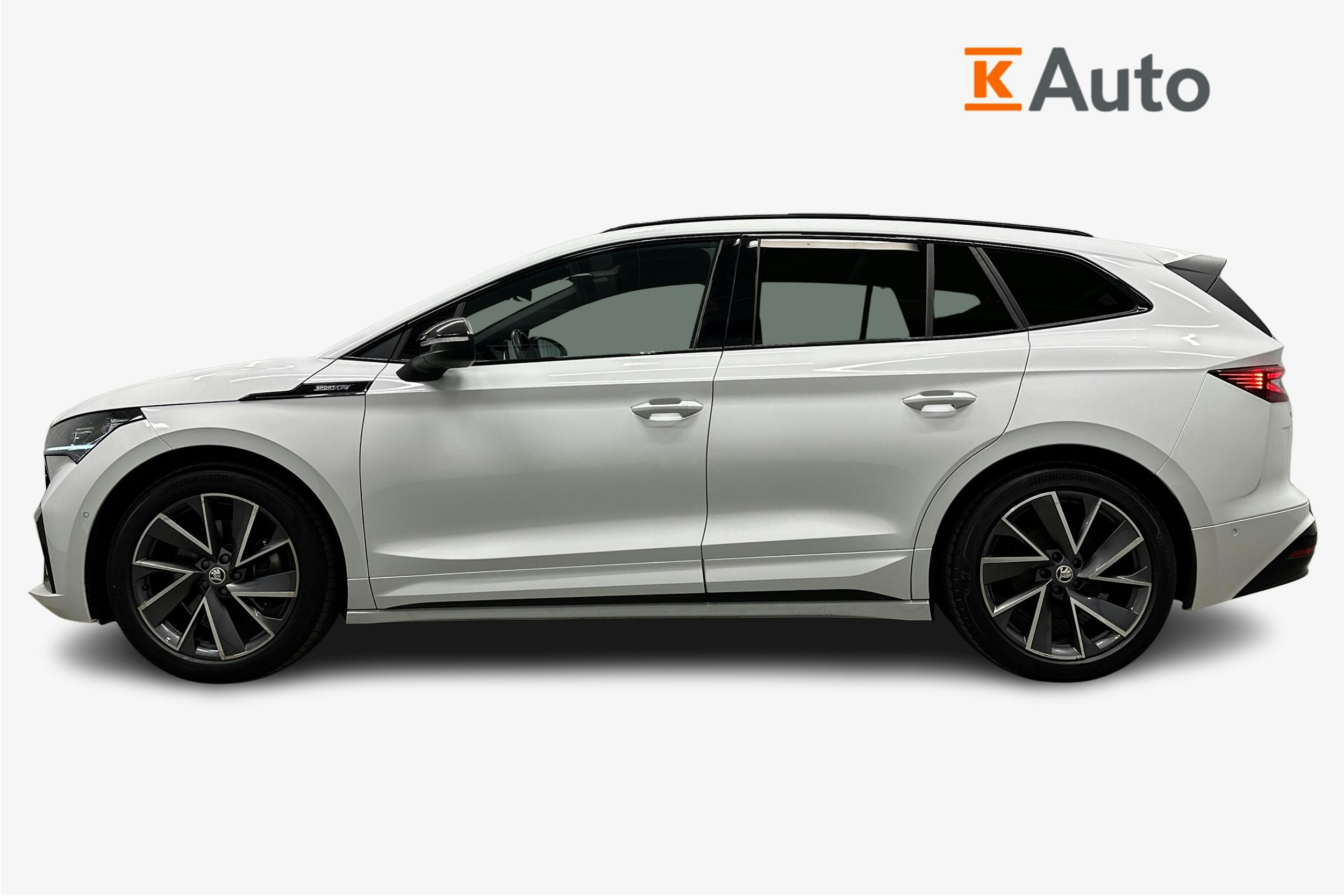 valkoinen Skoda Enyaq 2022 kuva 6.