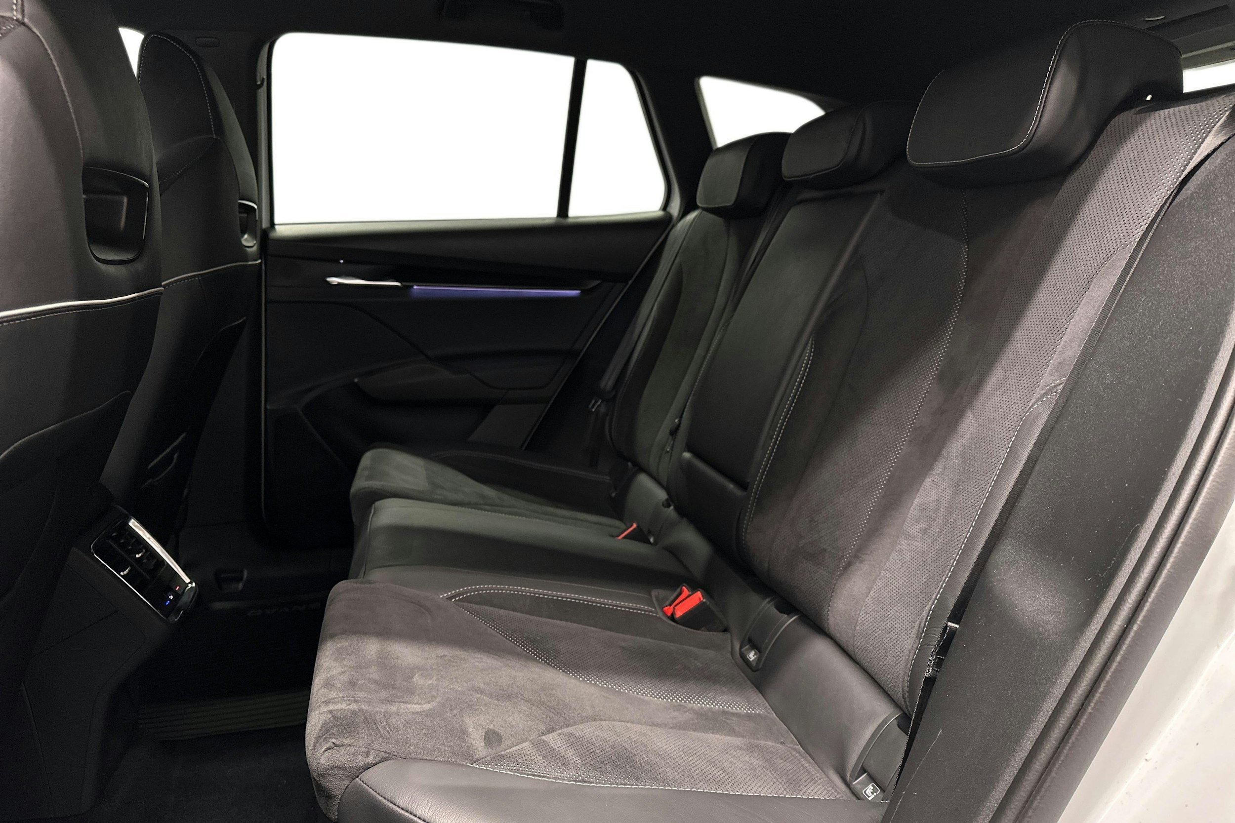 valkoinen Skoda Enyaq 2022 kuva 10.
