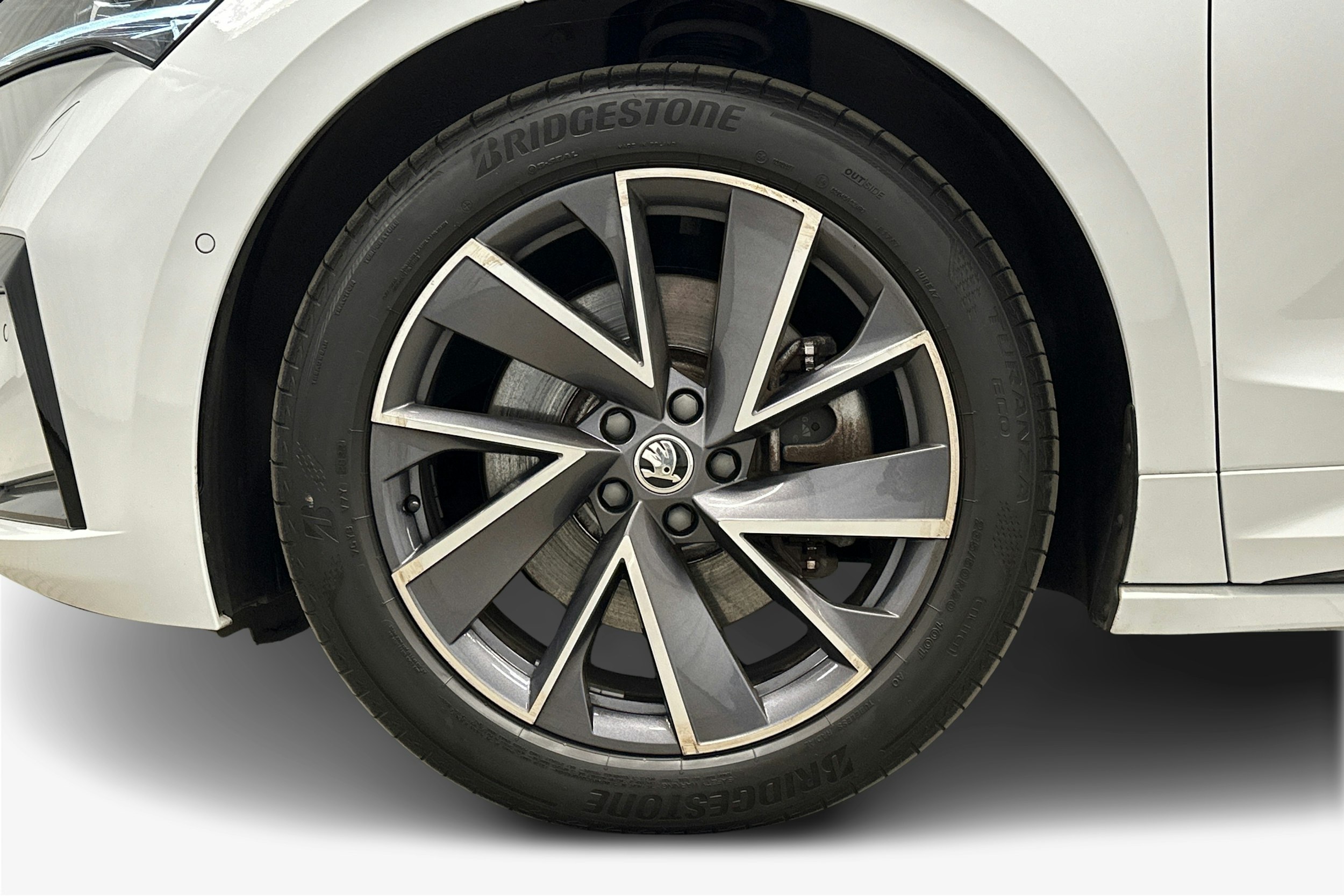 valkoinen Skoda Enyaq 2022 kuva 11.