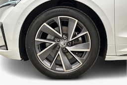 valkoinen Skoda Enyaq 2022 kuva 11.