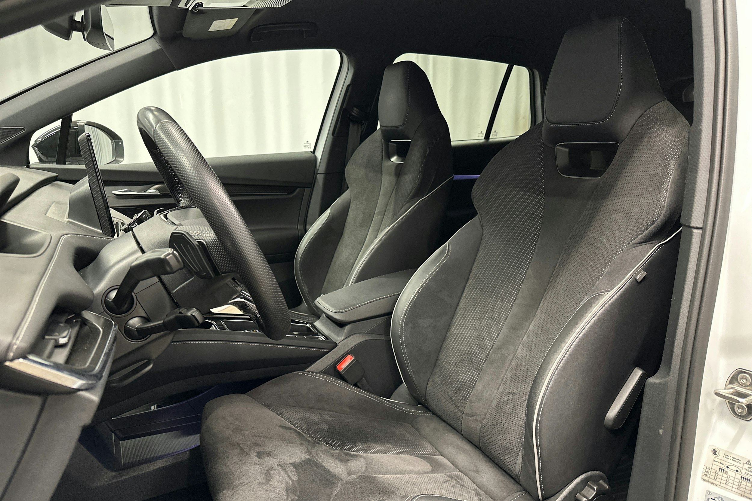 valkoinen Skoda Enyaq 2022 kuva 17.