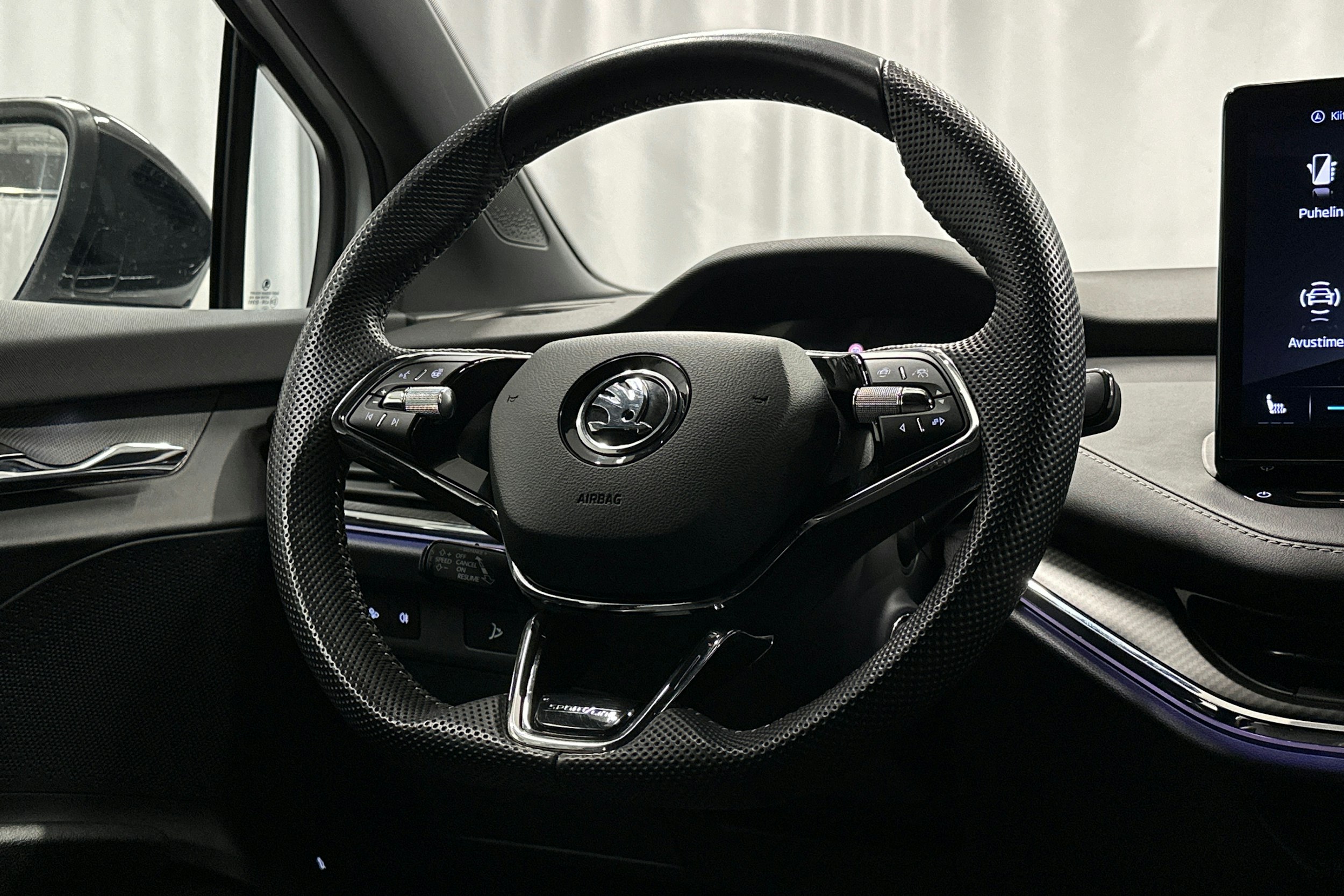 valkoinen Skoda Enyaq 2022 kuva 18.
