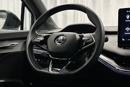 valkoinen Skoda Enyaq 2022 kuva 18.