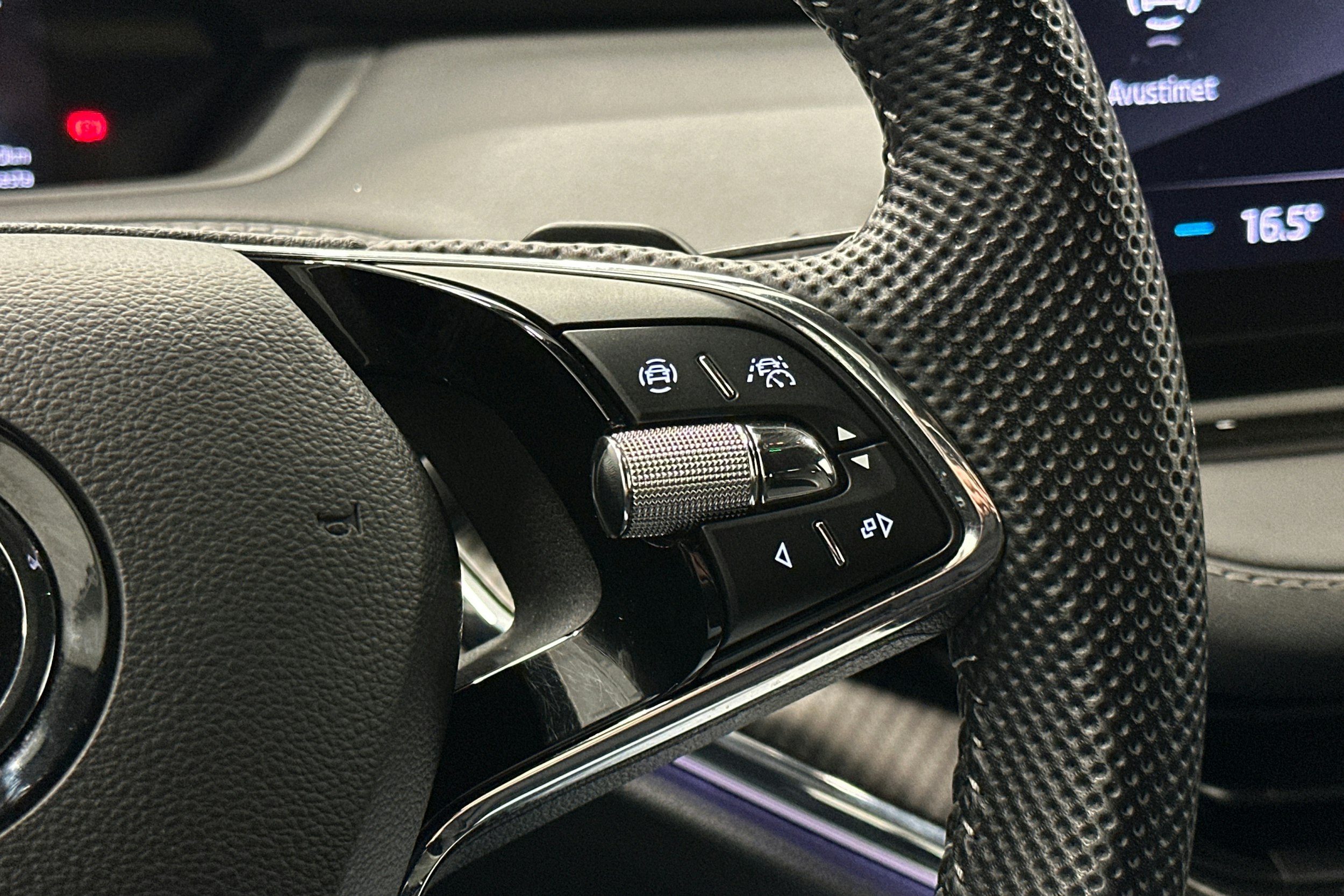 valkoinen Skoda Enyaq 2022 kuva 20.