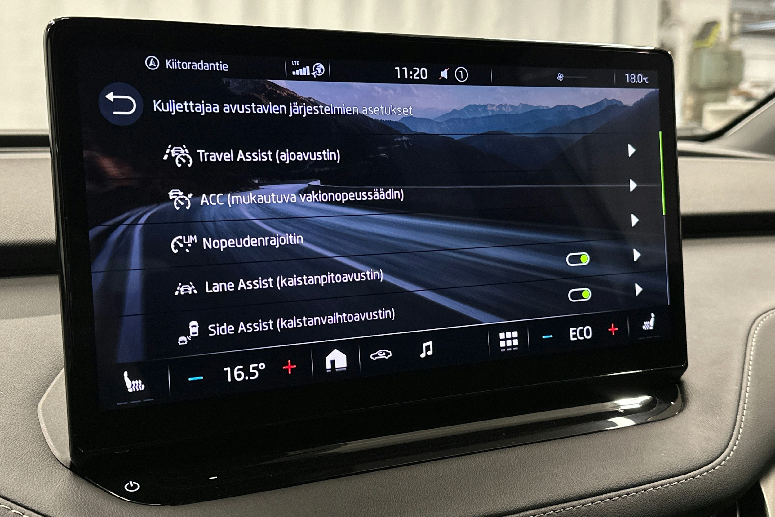valkoinen Skoda Enyaq 2022 kuva 24.