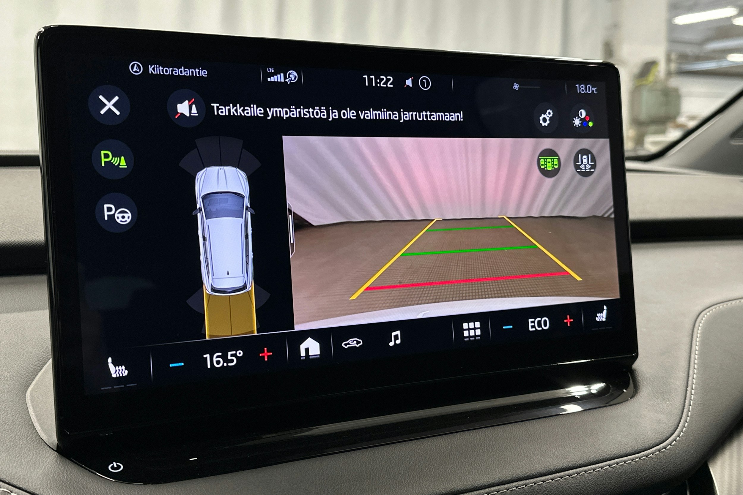 valkoinen Skoda Enyaq 2022 kuva 29.